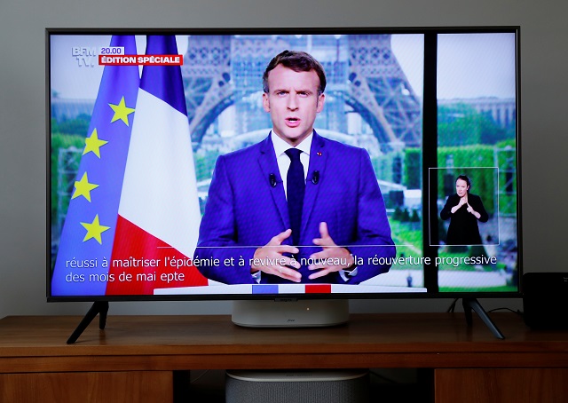 En campagne, Macron trace 
