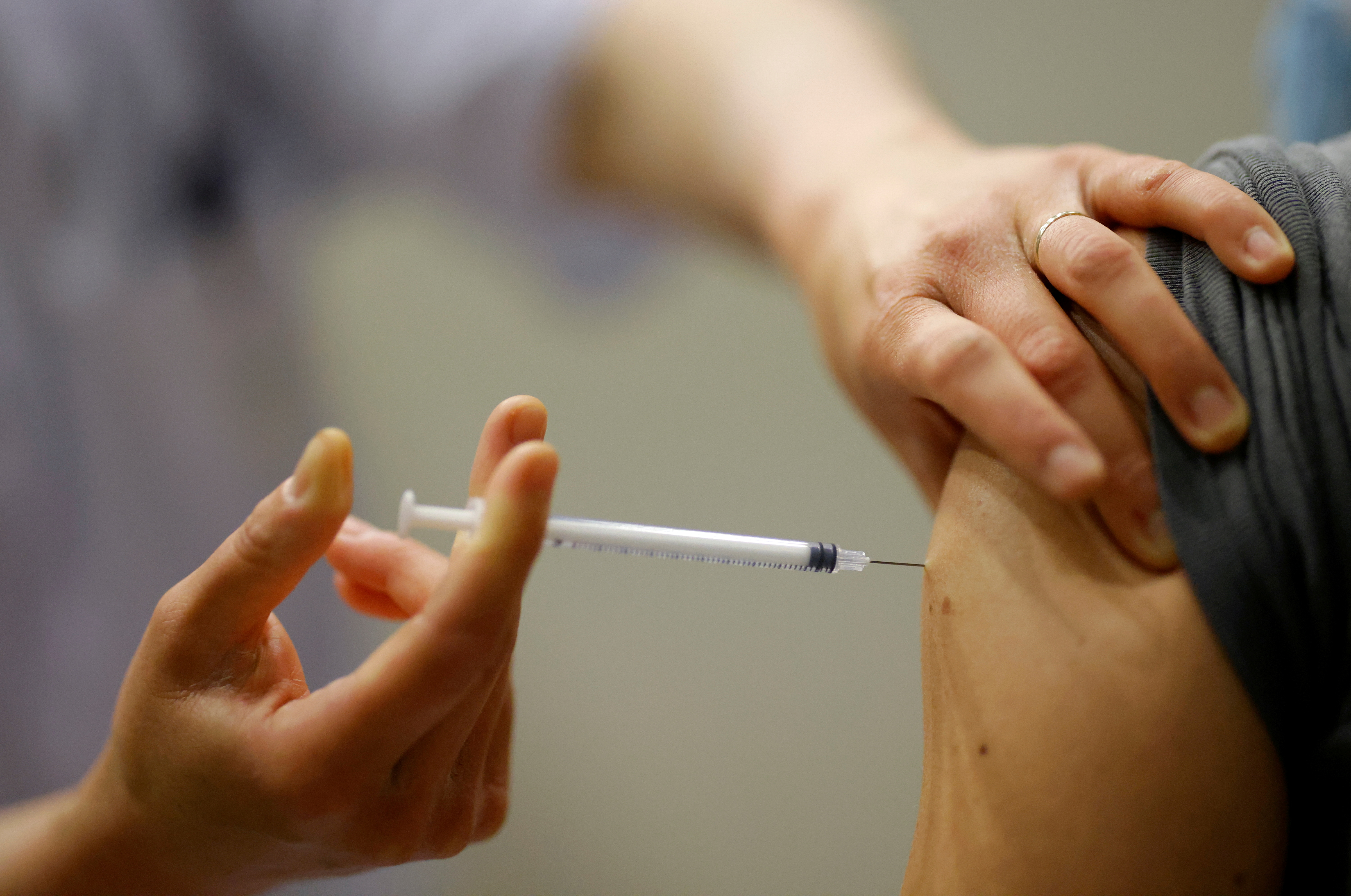Vaccination : le coup d'accélérateur du gouvernement a fonctionné, mais la France reste à la traîne