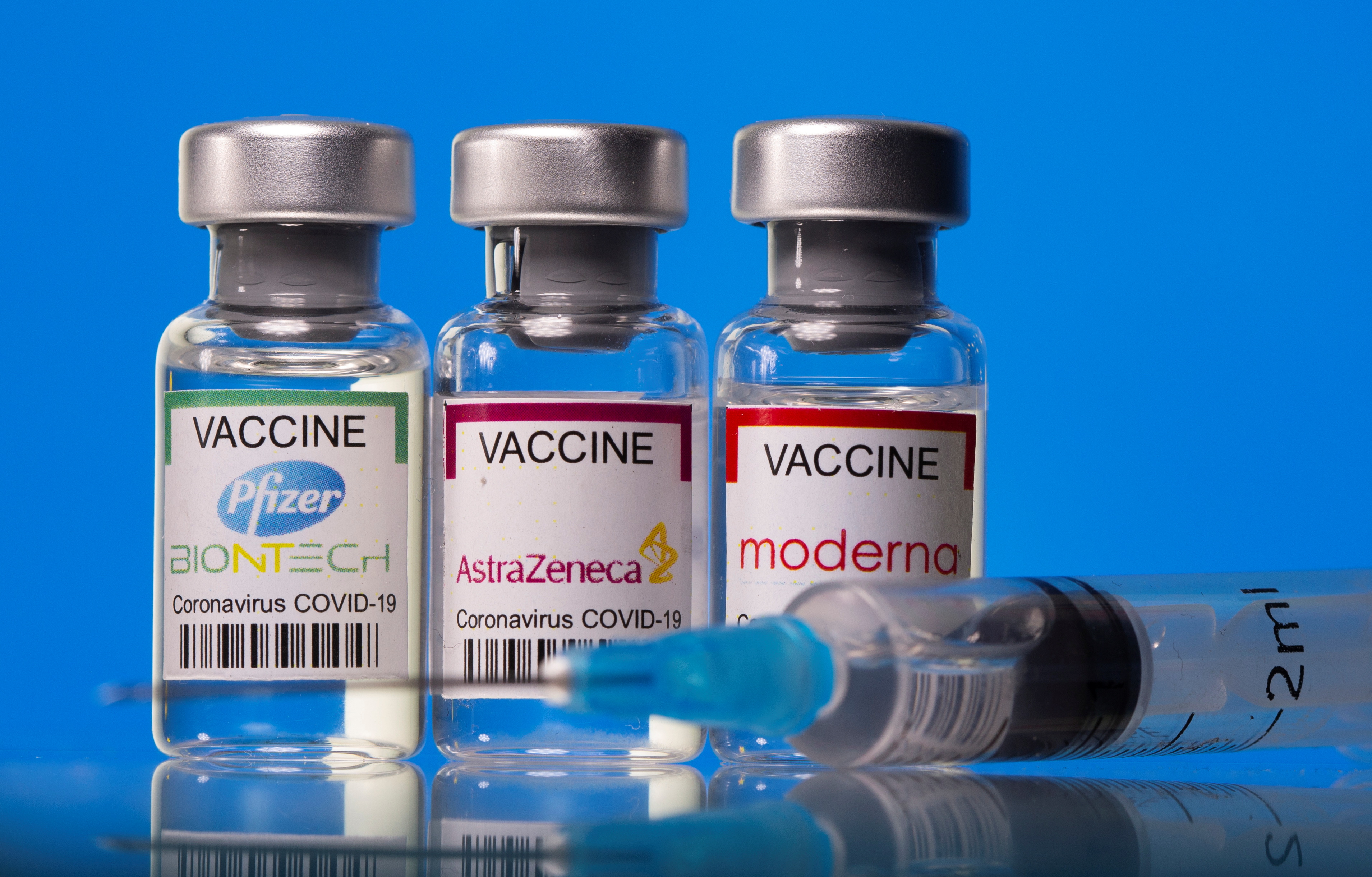 Covid-19: la moitié des Européens vaccinés, la Guadeloupe reconfine et Wuhan dépiste