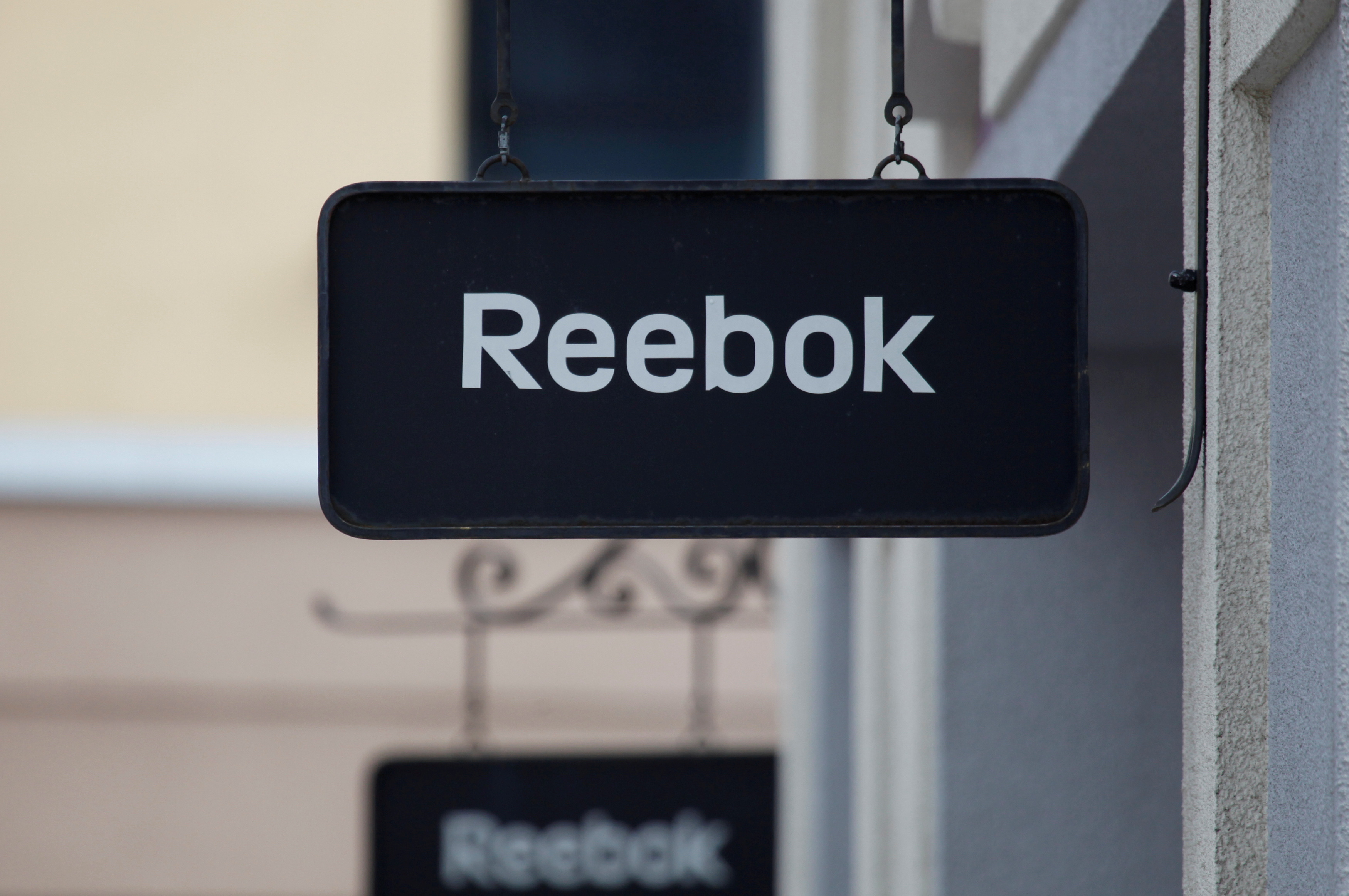 Adidas finalise la vente de Reebok pour 2,1 milliards d'euros