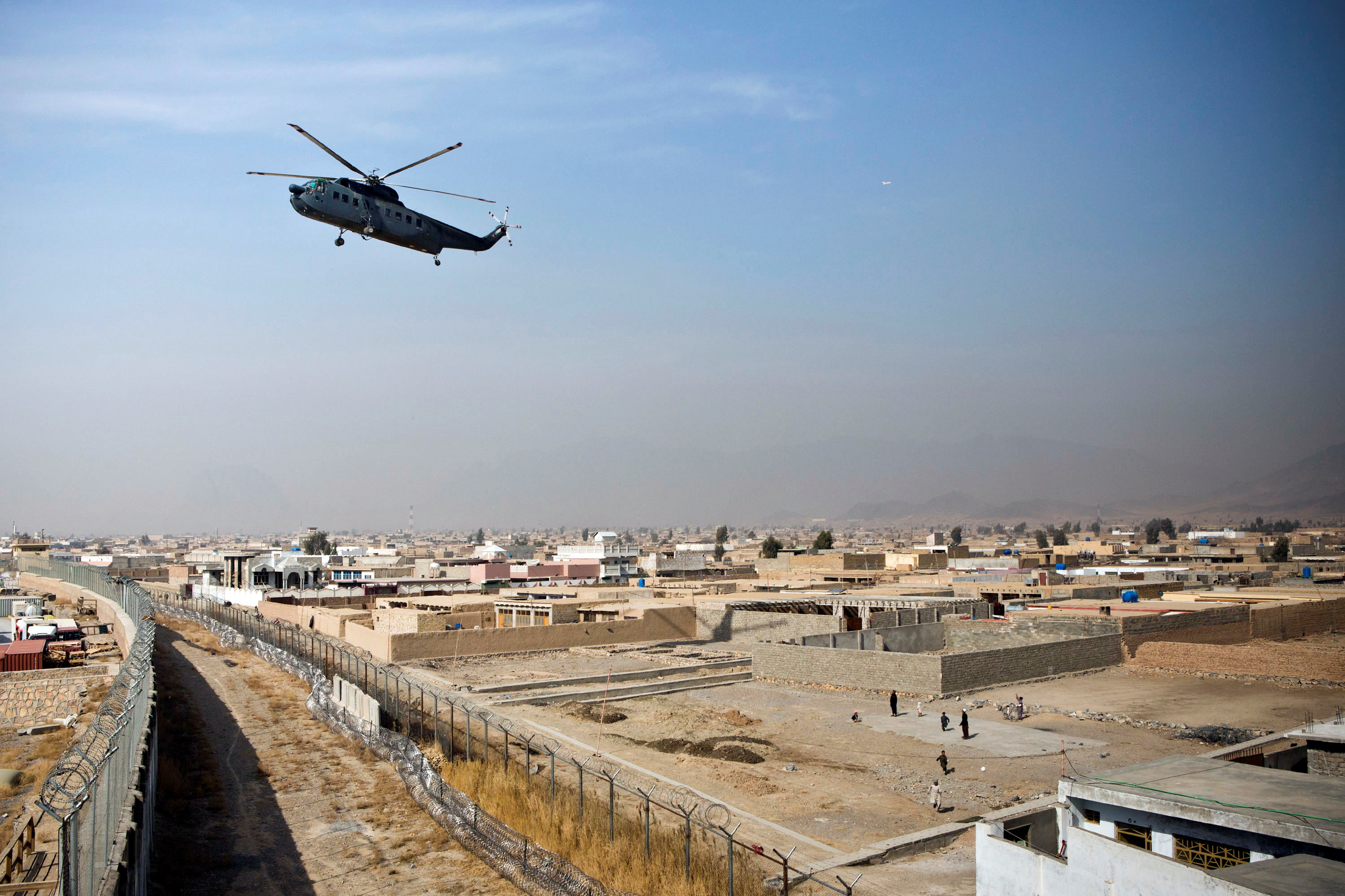 Les talibans entrent dans Kaboul pour reprendre le pouvoir, les diplomates quittent l'Afghanistan