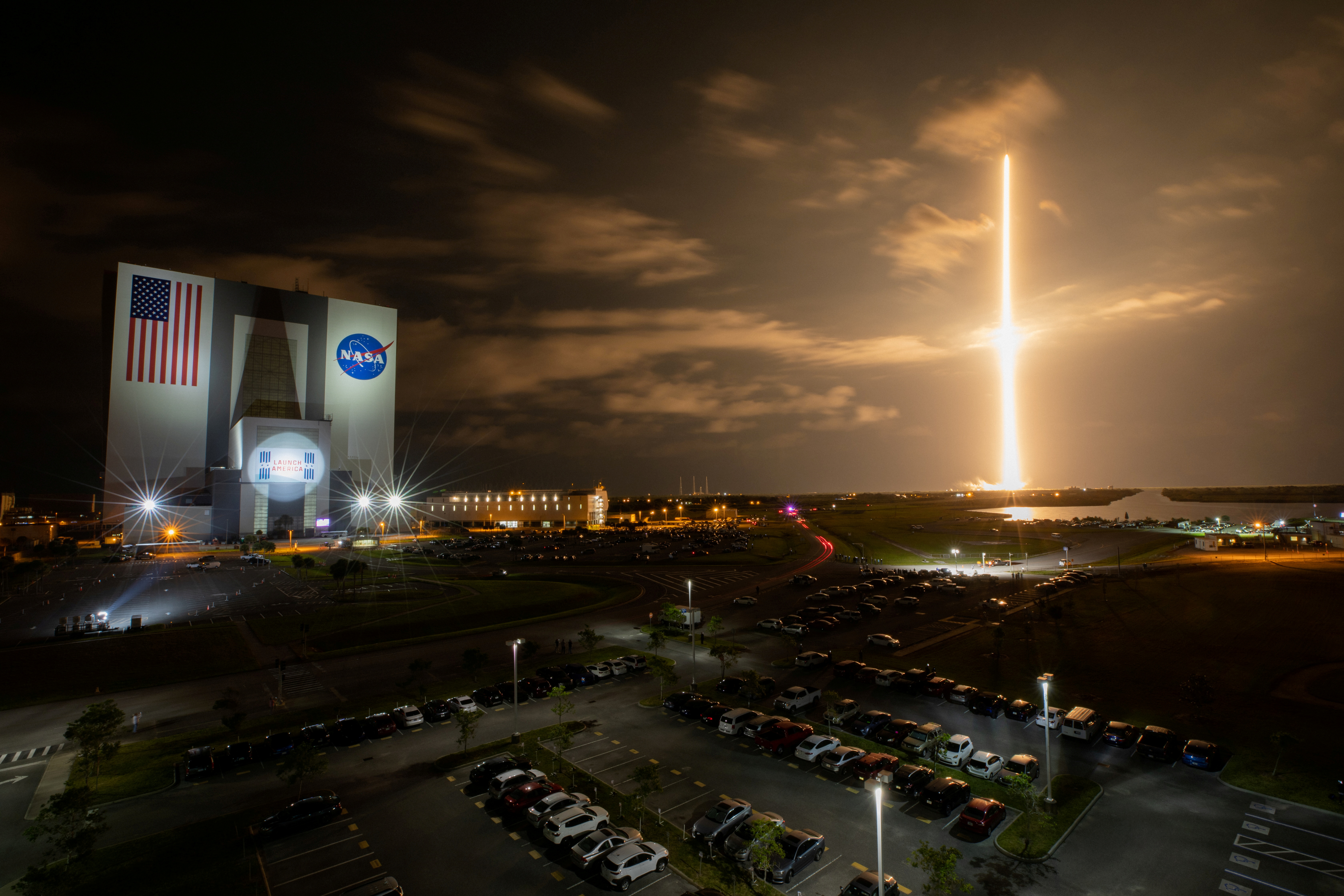 Tourisme spatial: SpaceX se lance dans la course avec un équipage entièrement civil