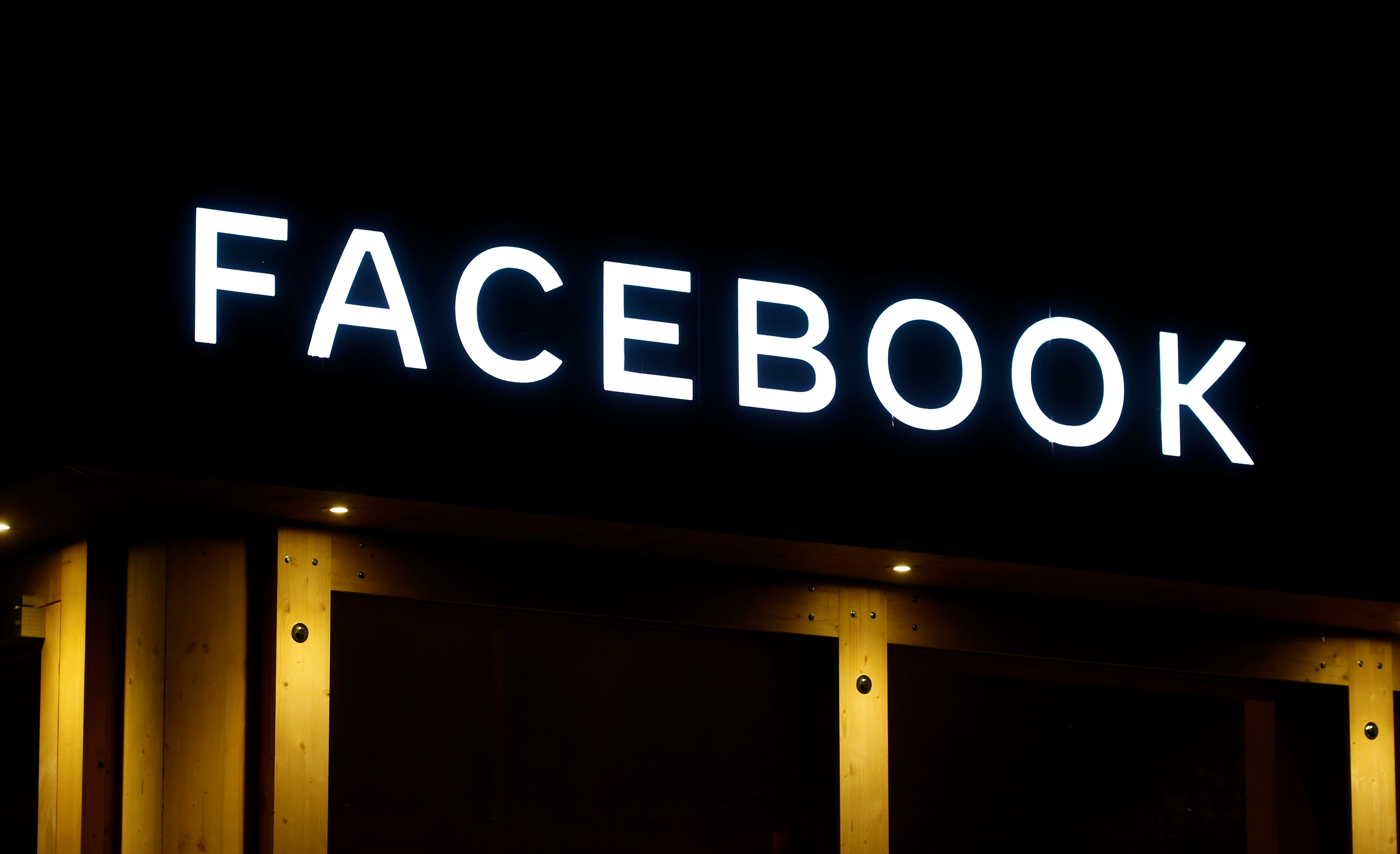 Facebook, en plein scandale, promet 10.000 emplois à l'UE pour bâtir son « metaverse »