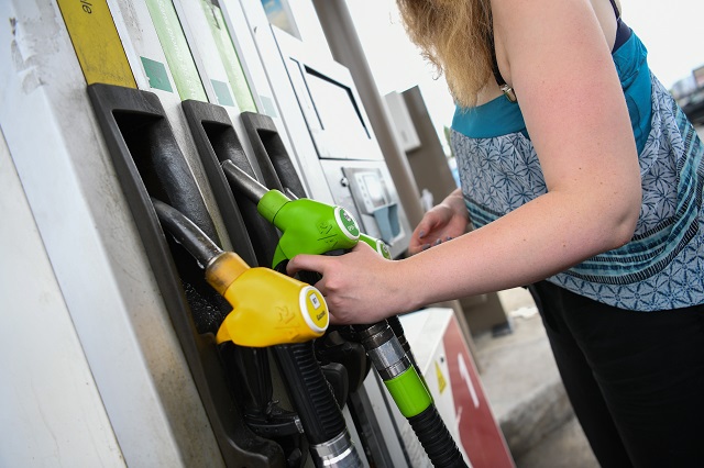 Face à la fièvre des prix de l'essence, Bercy sort le carnet de chèques