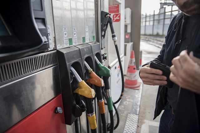 Tirés à la hausse mi-avril, les prix du carburant retrouvent « des niveaux habituels »
