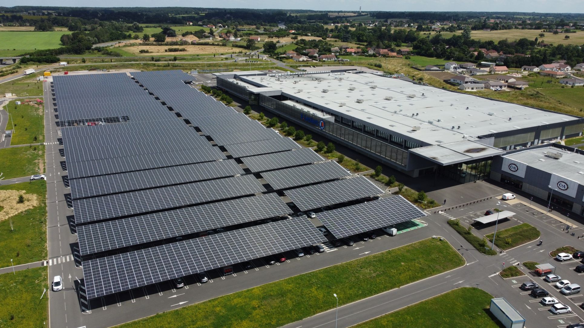 Hypermarchés : l'un des plus grands projets d'ombrières photovoltaïques se trouve... dans l'Allier