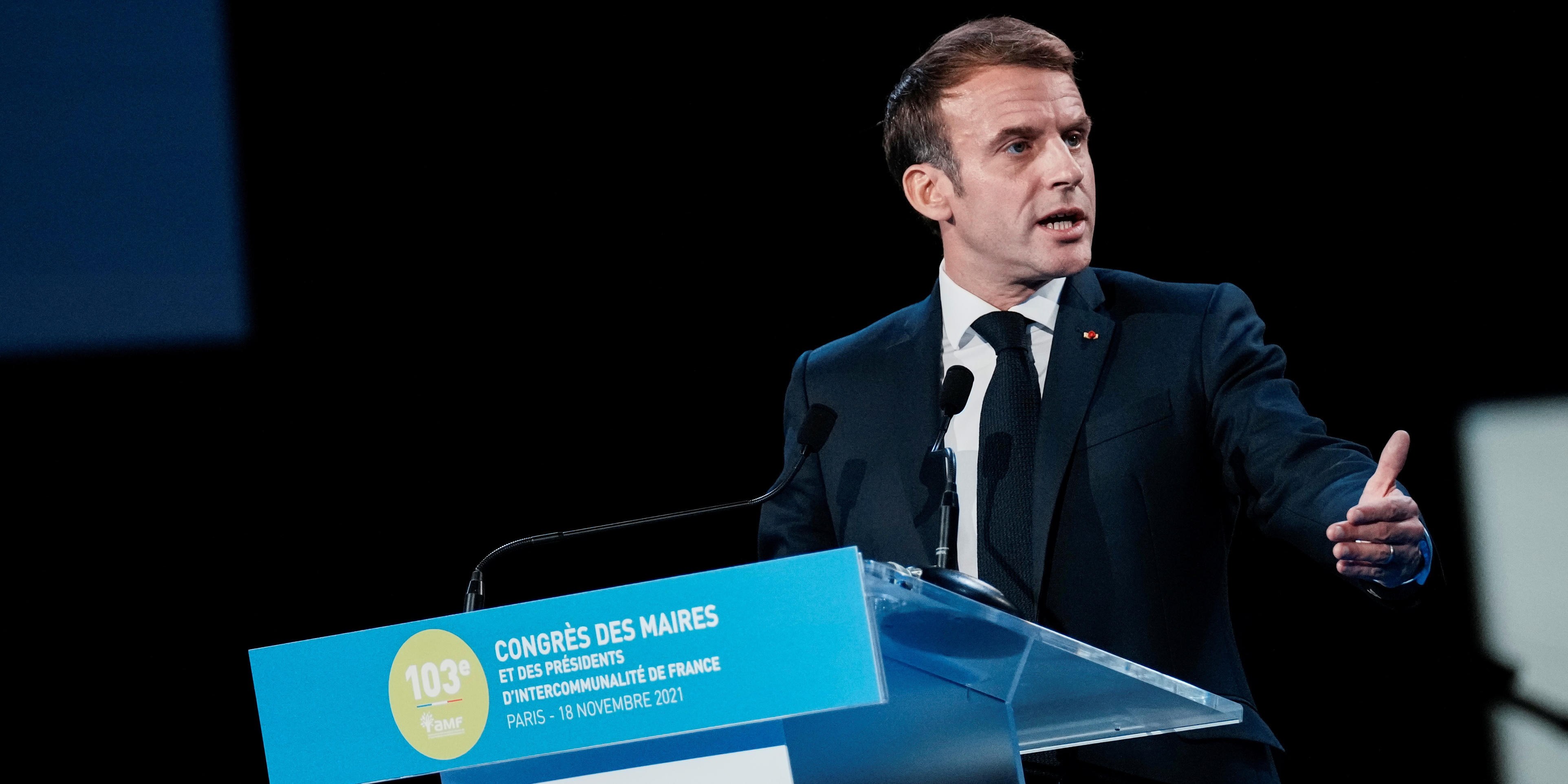Un coup chef de l'Etat, un coup pré-candidat, Macron flatte et griffe les maires de France