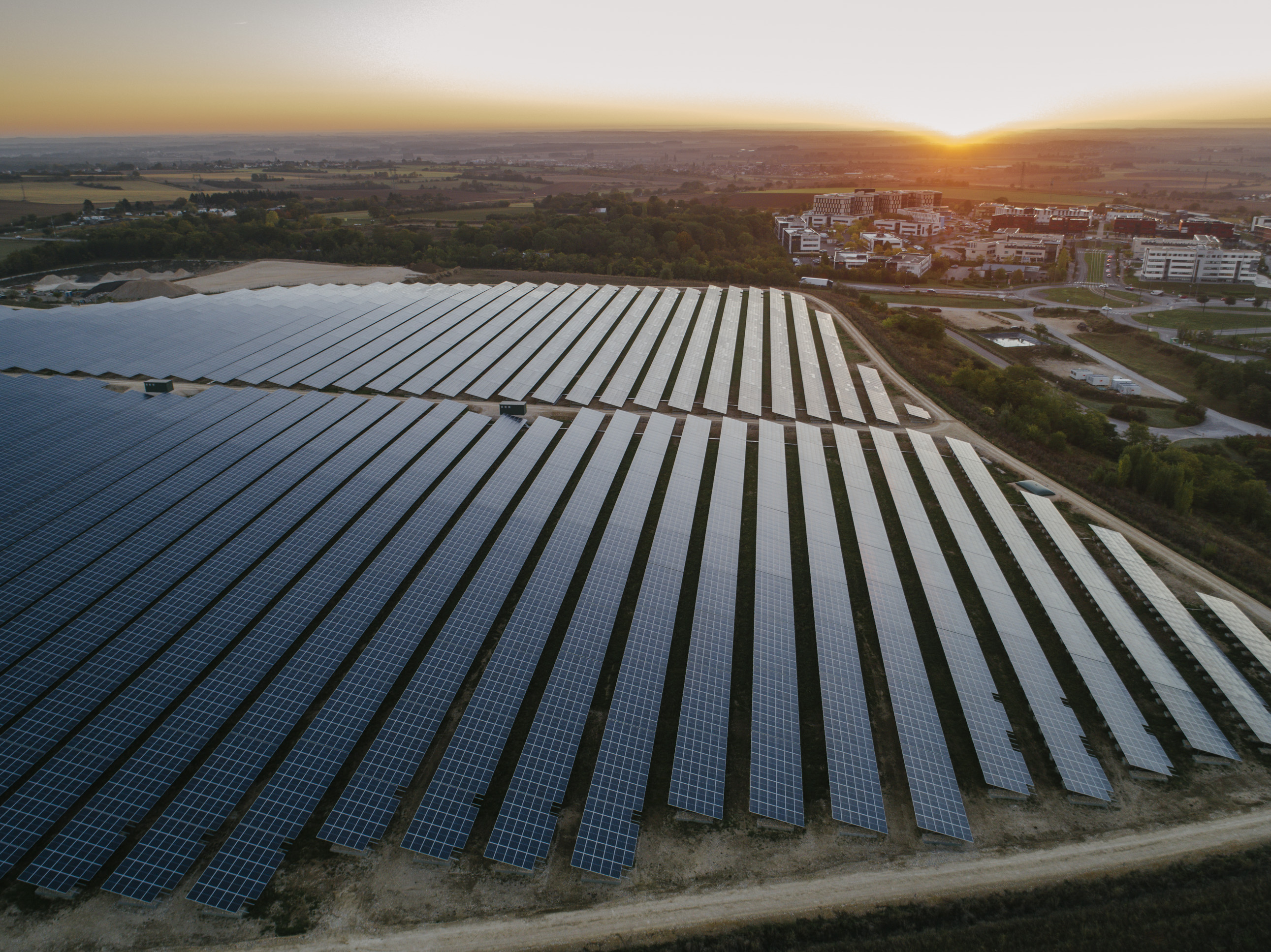 L'Amérique et l'Europe feraient mieux de rapatrier leurs usines de panneaux solaires (AIE)
