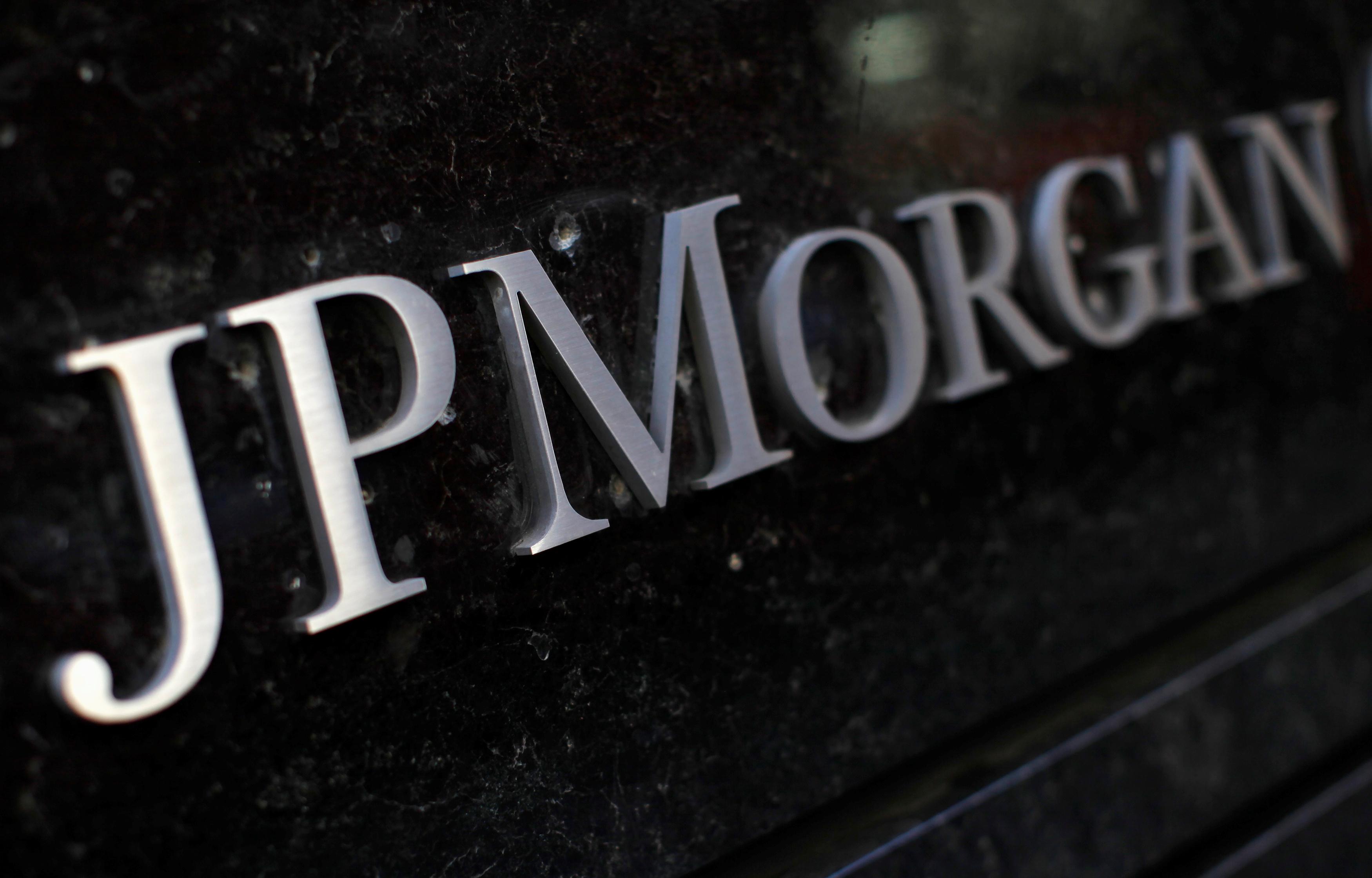 EssilorLuxottica attaque en justice JP Morgan