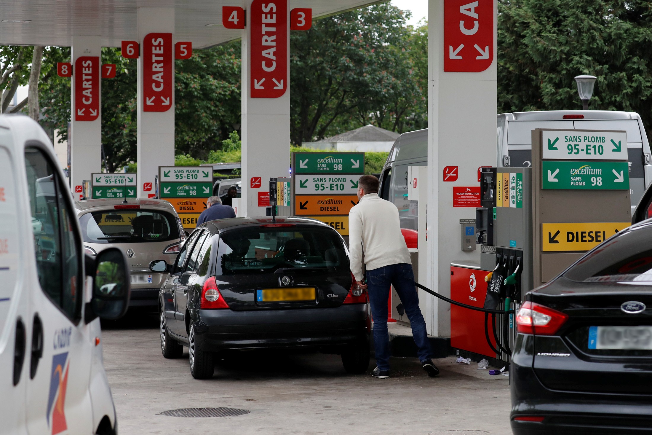 France : avec la guerre russe en Ukraine, le prix du gazole a bondi de 14 centimes le litre en une semaine, et ce n'est pas fini