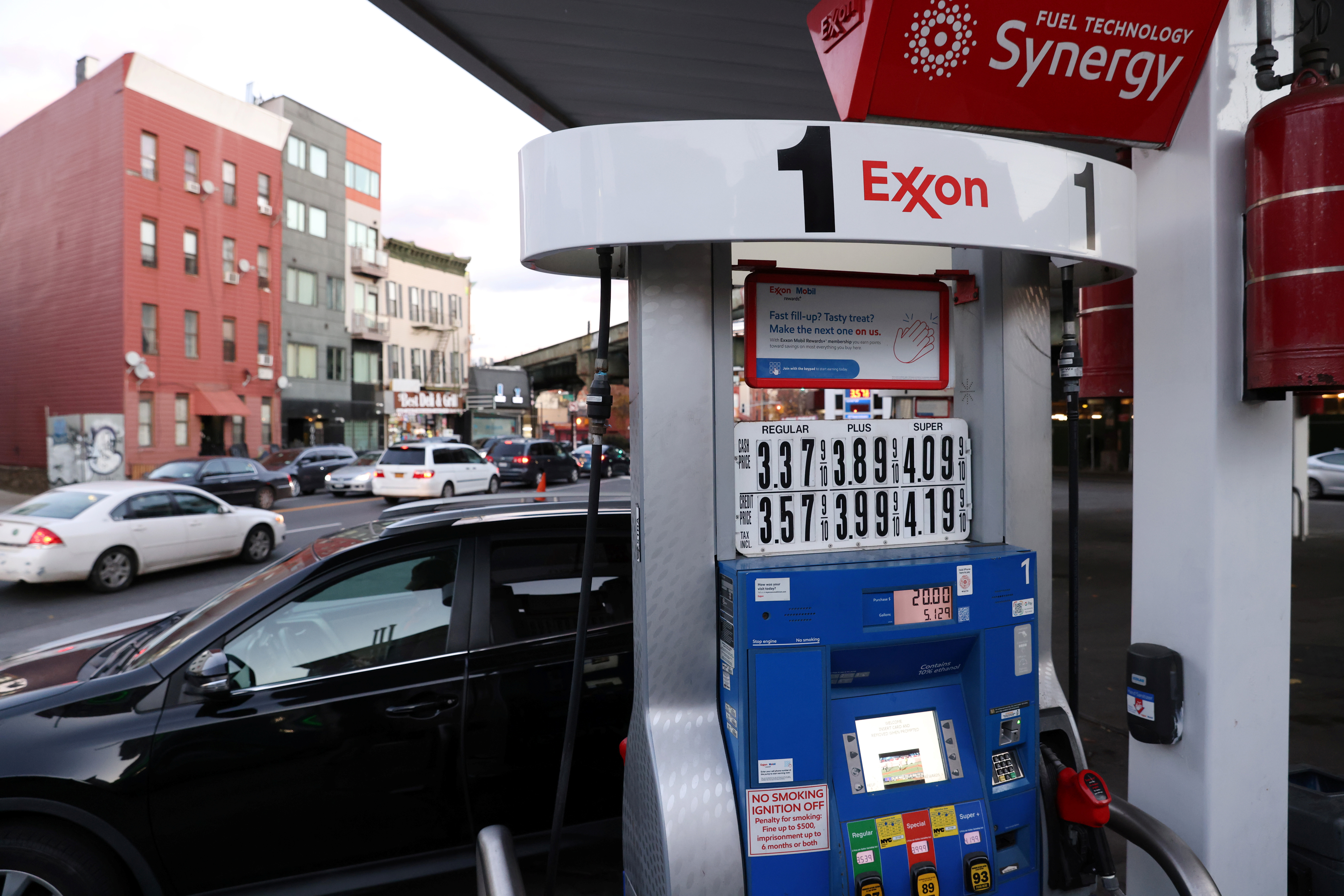 Pétrole en baisse, mais essence super chère: face au hiatus, Washington accuse les majors pétrolières d'abuser