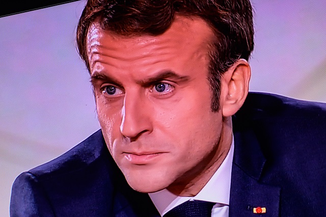 Covid, pouvoir d'achat... Macron défend son bilan, les oppositions fulminent