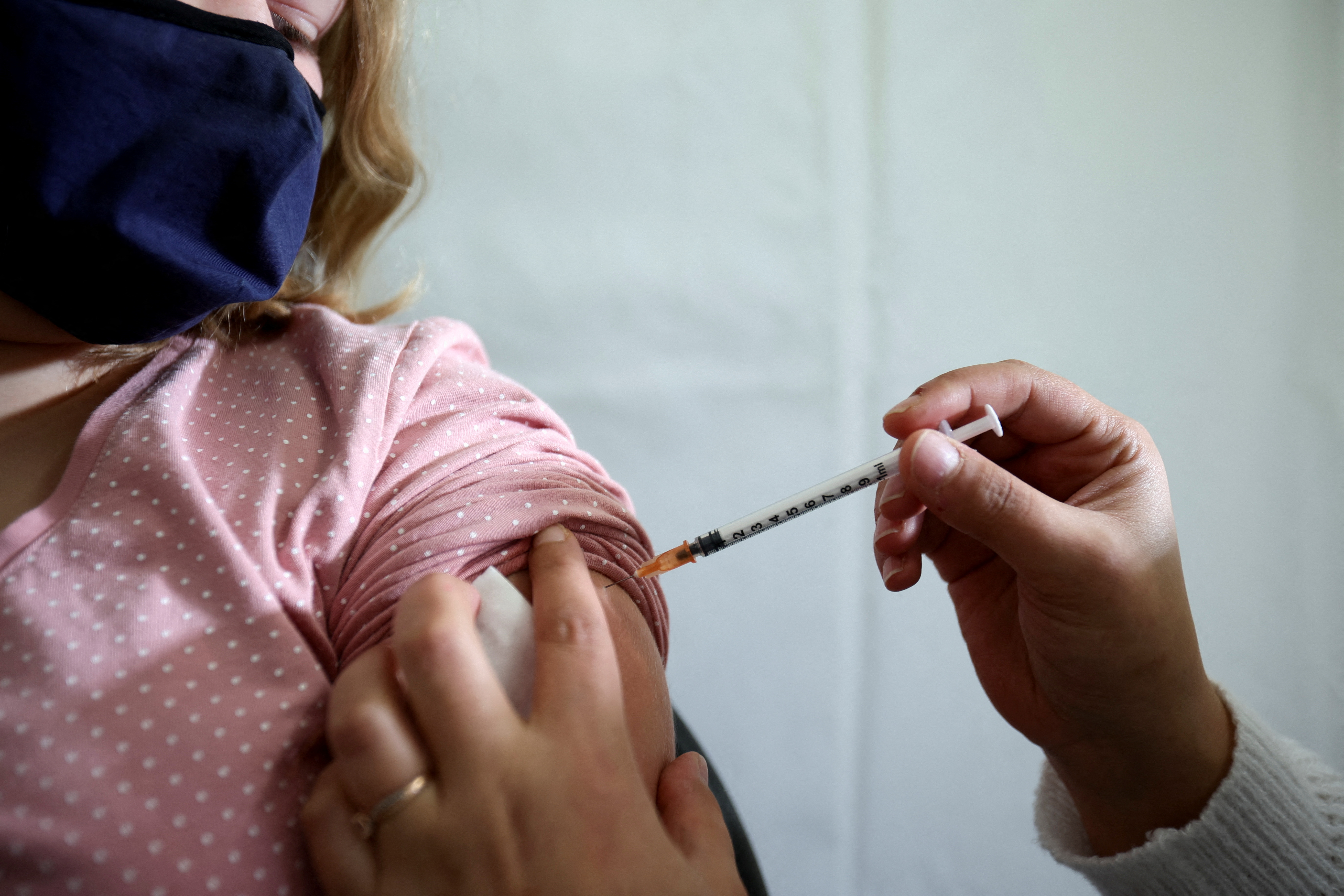 Pourquoi l'opposition au vaccin continue malgré la levée du pass vaccinal