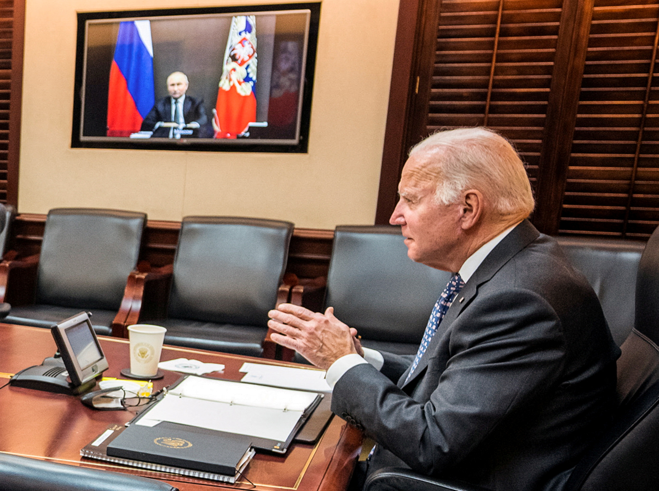 Ukraine : les discussions s'enlisent, Joe Biden recommande aux Américains de quitter le pays