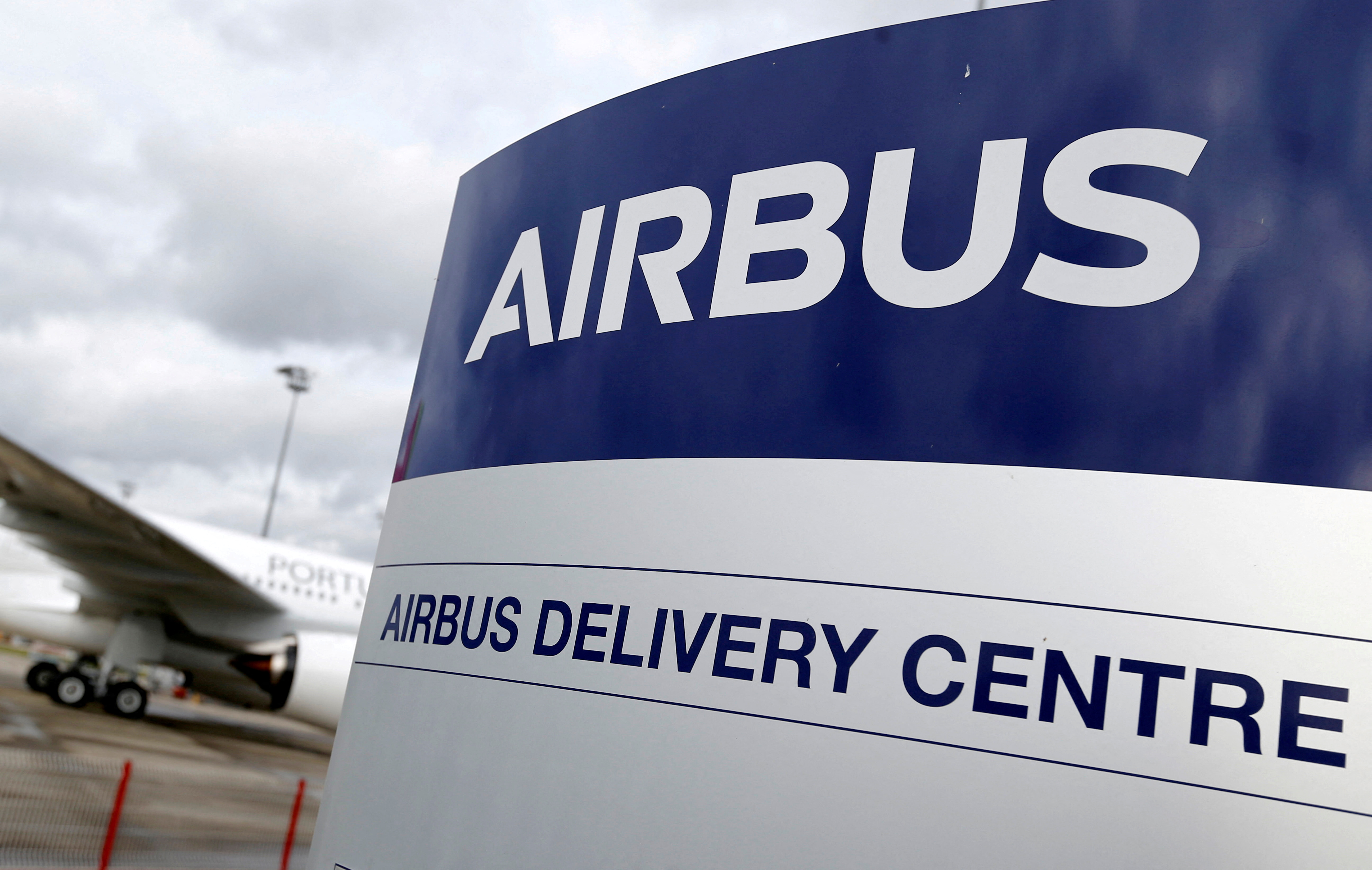 Airbus dépasse son objectif de 600 livraisons d'avions en 2021, mais Boeing domine les commandes