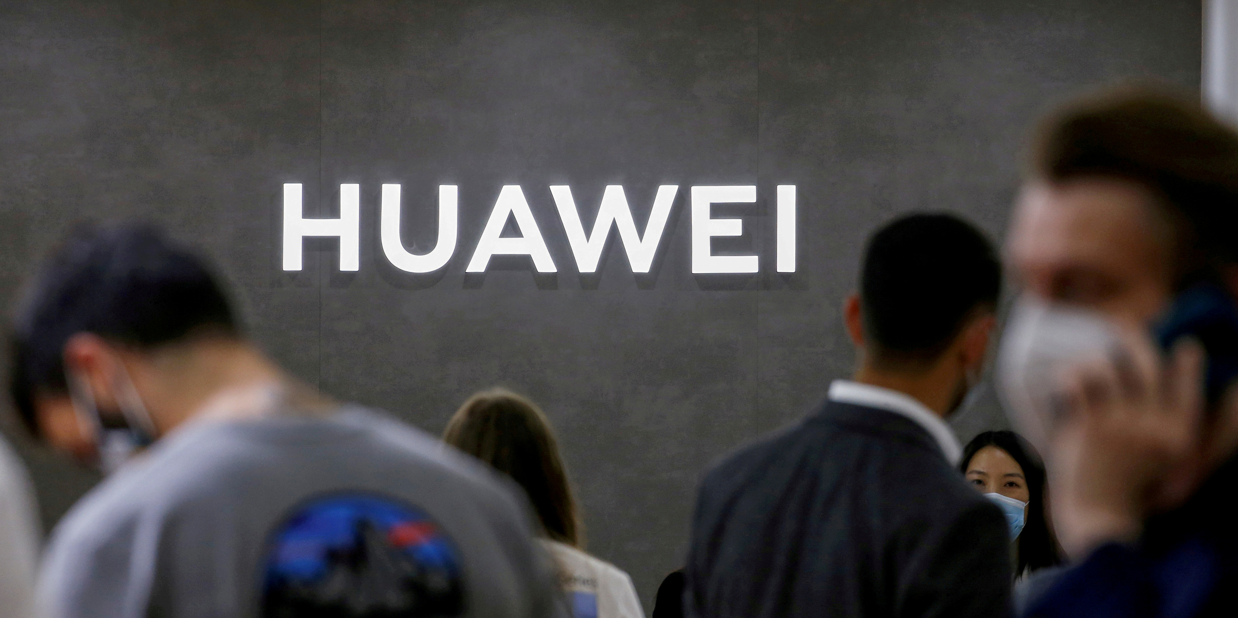 Les ventes de smartphones de Huawei encore divisées par trois en un an
