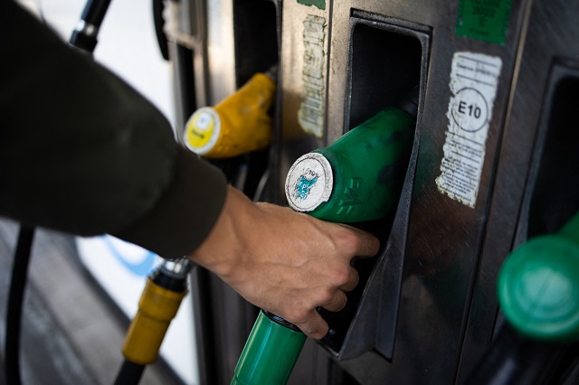 Carburant : indemnité de 100 euros pour les 10 millions de « travailleurs » les plus modestes