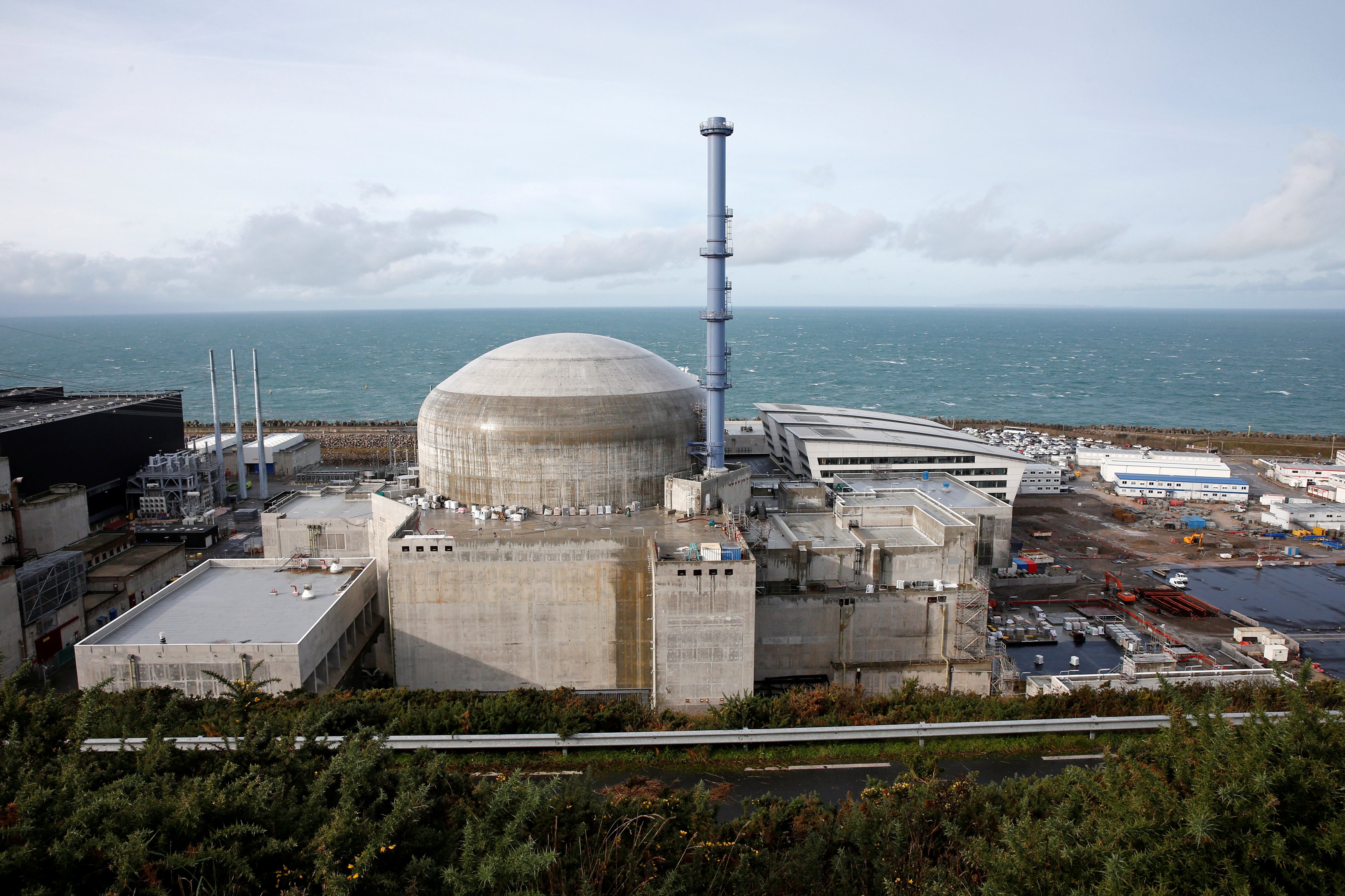 Emmanuel Macron réunit un Conseil de politique nucléaire à l'avenir incertain