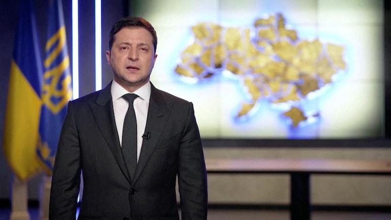 Ukraine : Zelensky annonce la mobilisation militaire générale pour tenter de lutter contre l'invasion russe