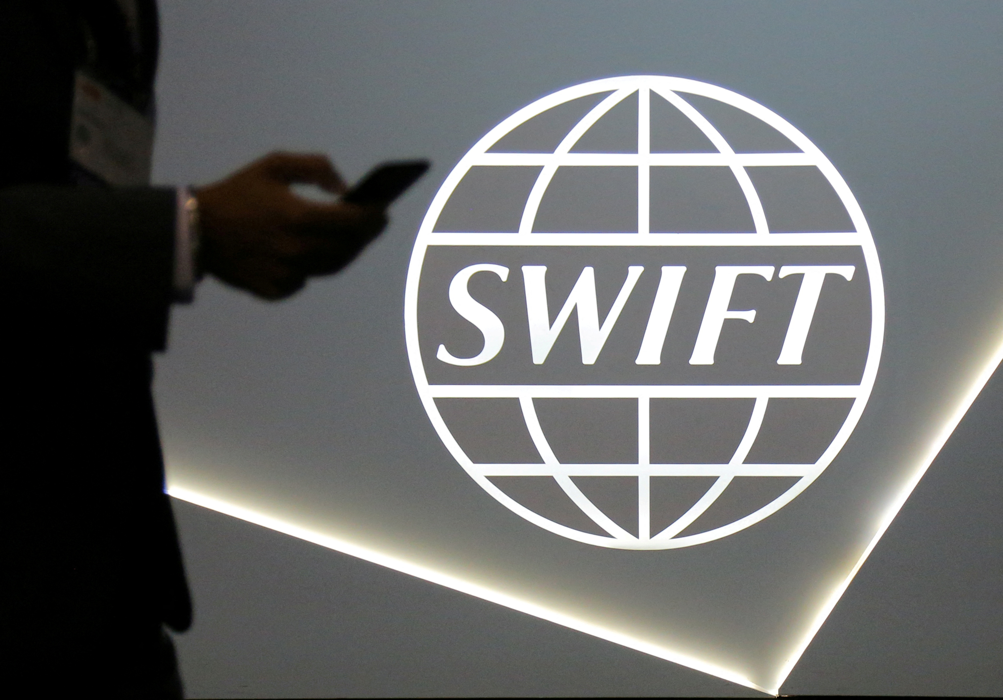 Exclure la Russie du système bancaire mondial : le réseau Swift en six questions