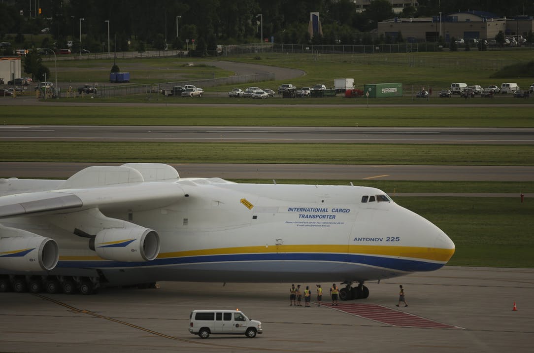 Les forces russes détruisent l'Antonov-225, l'avion le plus grand du monde, plus gros que l'Airbus A380