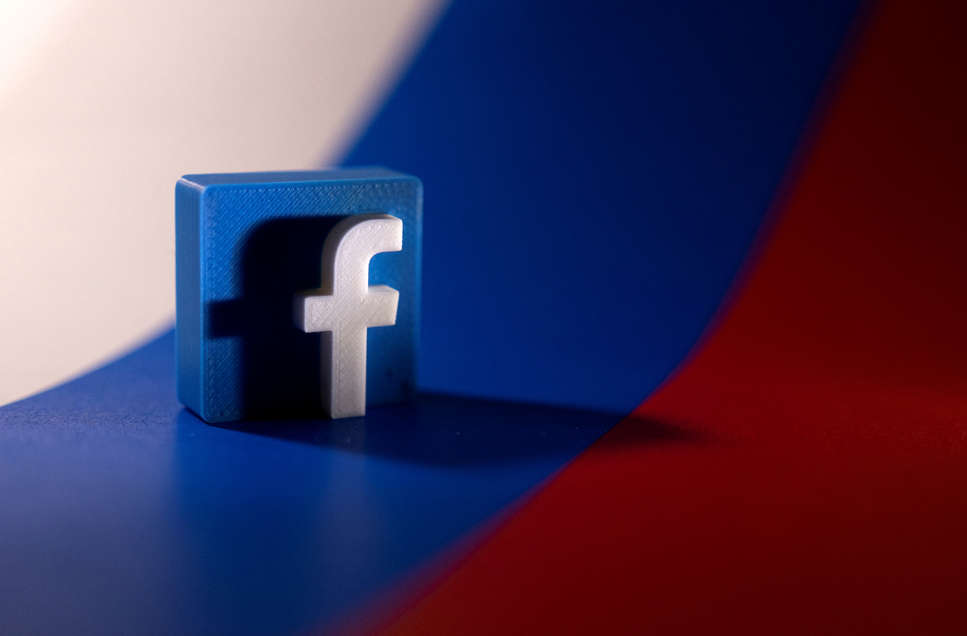 Espionnage, désinformation, piratage : comment la guerre Ukraine-Russie s'exporte sur Facebook