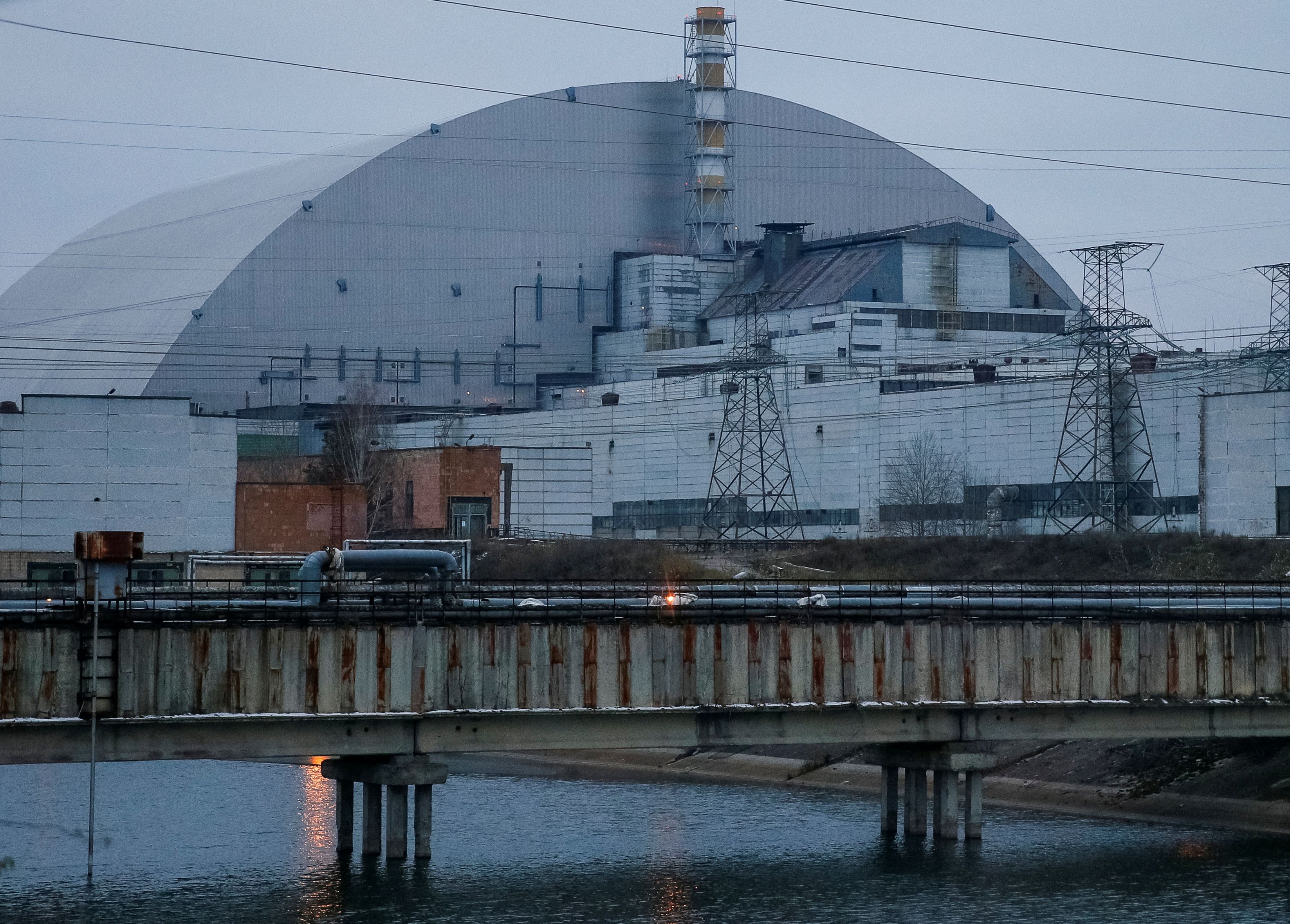 Ukraine : alimentation électrique rétablie à Tchernobyl; Rosatom vérifie le niveau de radiation de la centrale nucléaire bombardée de Zaporojie