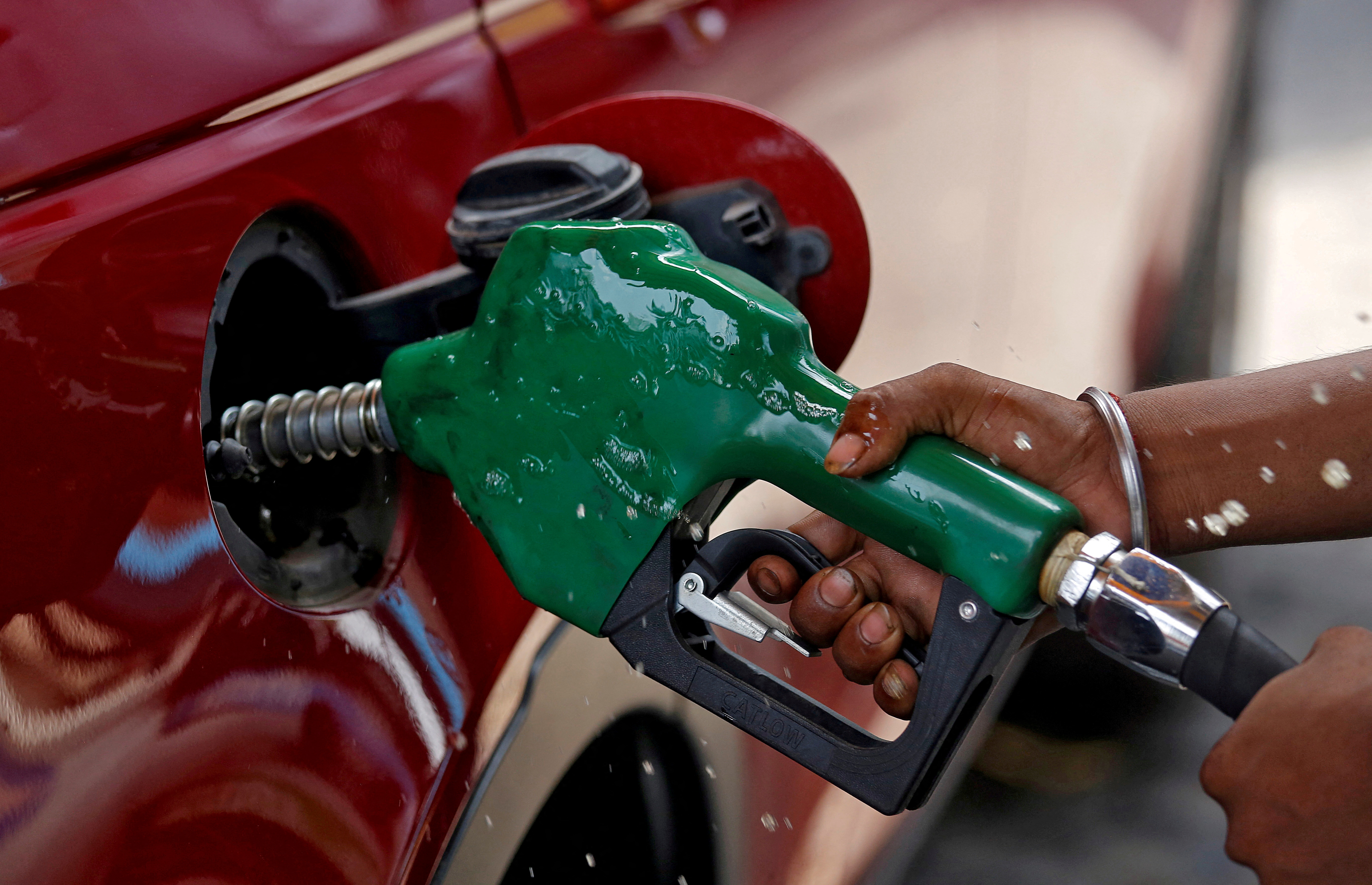 Carburants : une remise à la pompe de 15 centimes par litre à partir du 1er avril, annonce le gouvernement