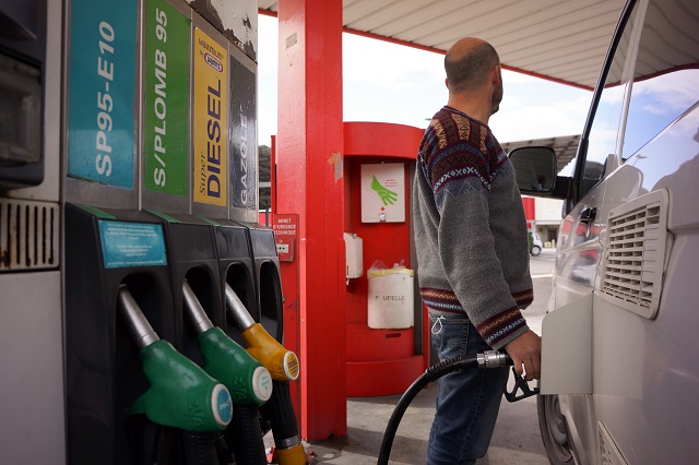 Essence, Diesel pourquoi les prix à la pompe ne diminuent pas en France  
