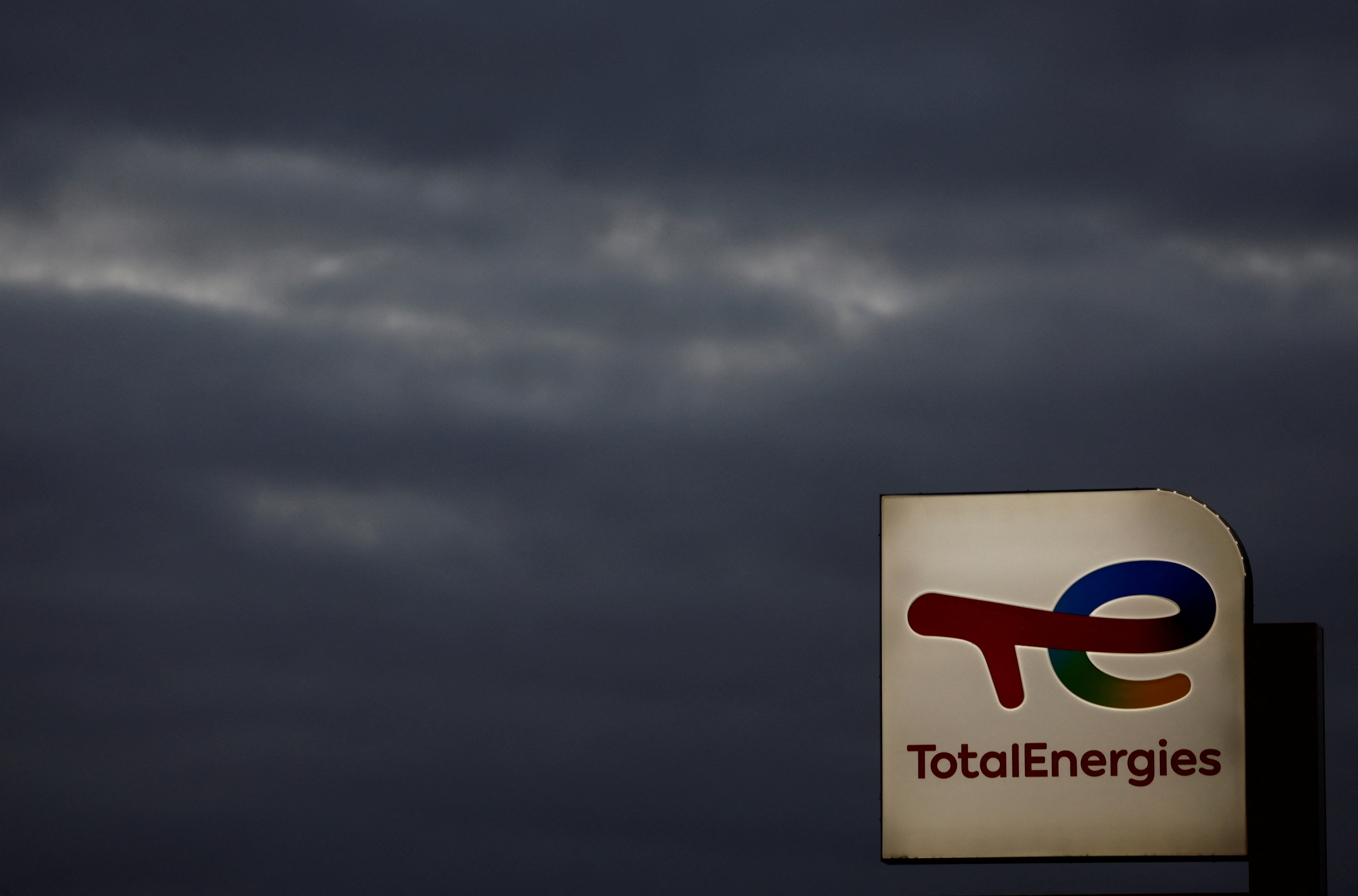 Coup de tonnerre : TotalEnergies stoppe ses achats de pétrole et produits pétroliers russes