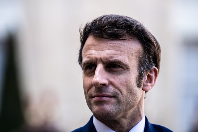 Retraite : Pourquoi cette volte-face d'Emmanuel Macron sur l'âge de départ de 65 à 64 ans ?