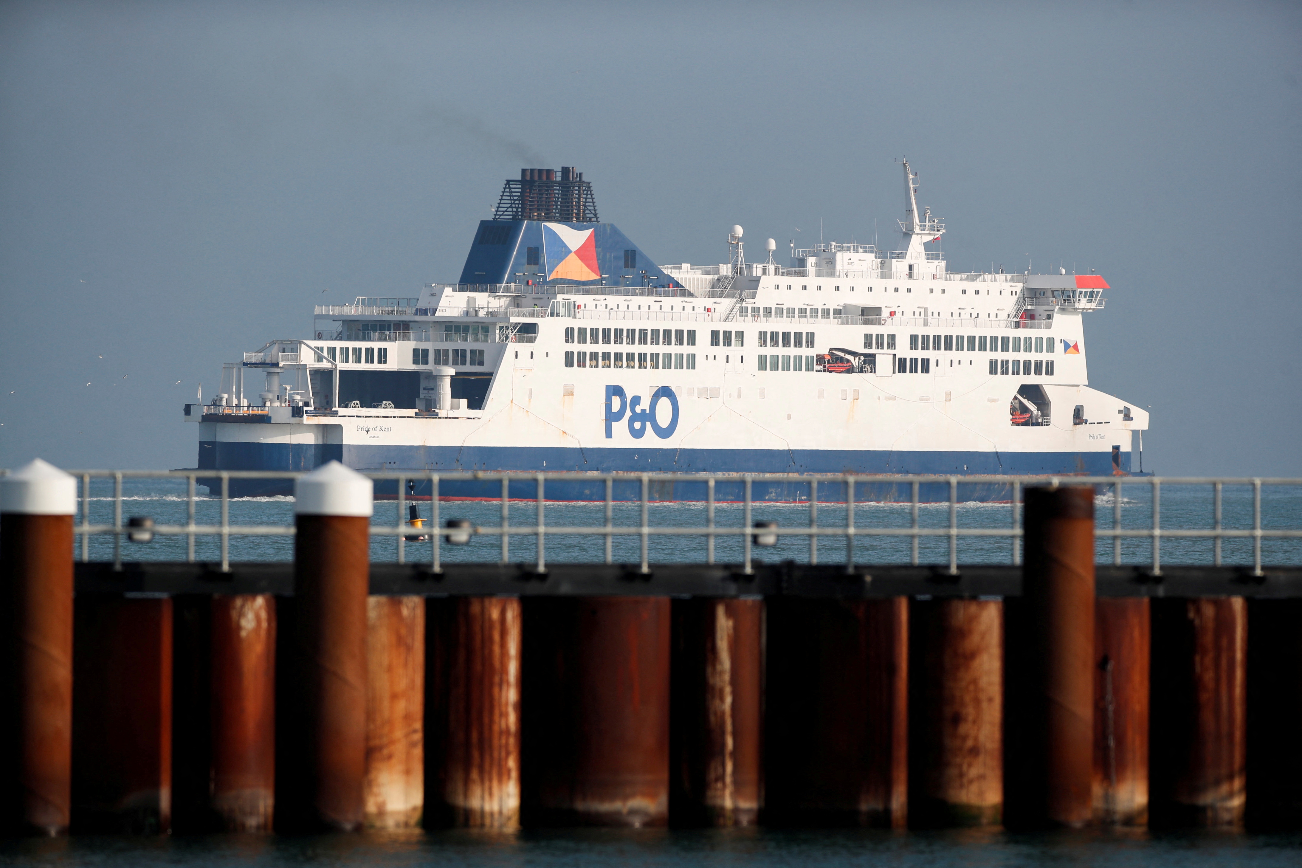La compagnie maritime P&O suscite l'indignation, un navire immobilisé