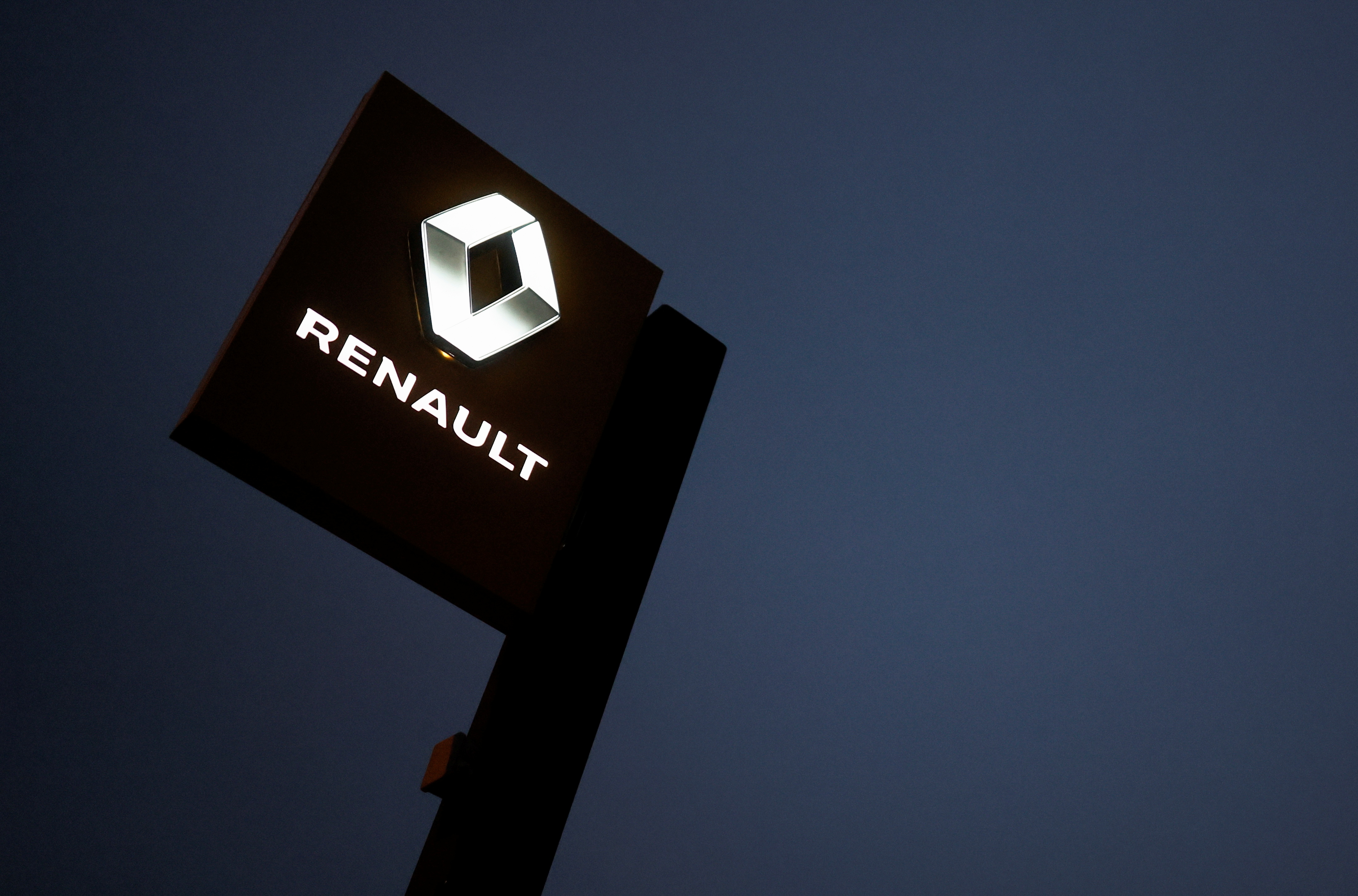 Sous pression, Renault contraint de suspendre ses activités en Russie et envisage de se désengager d'AvtoVAZ