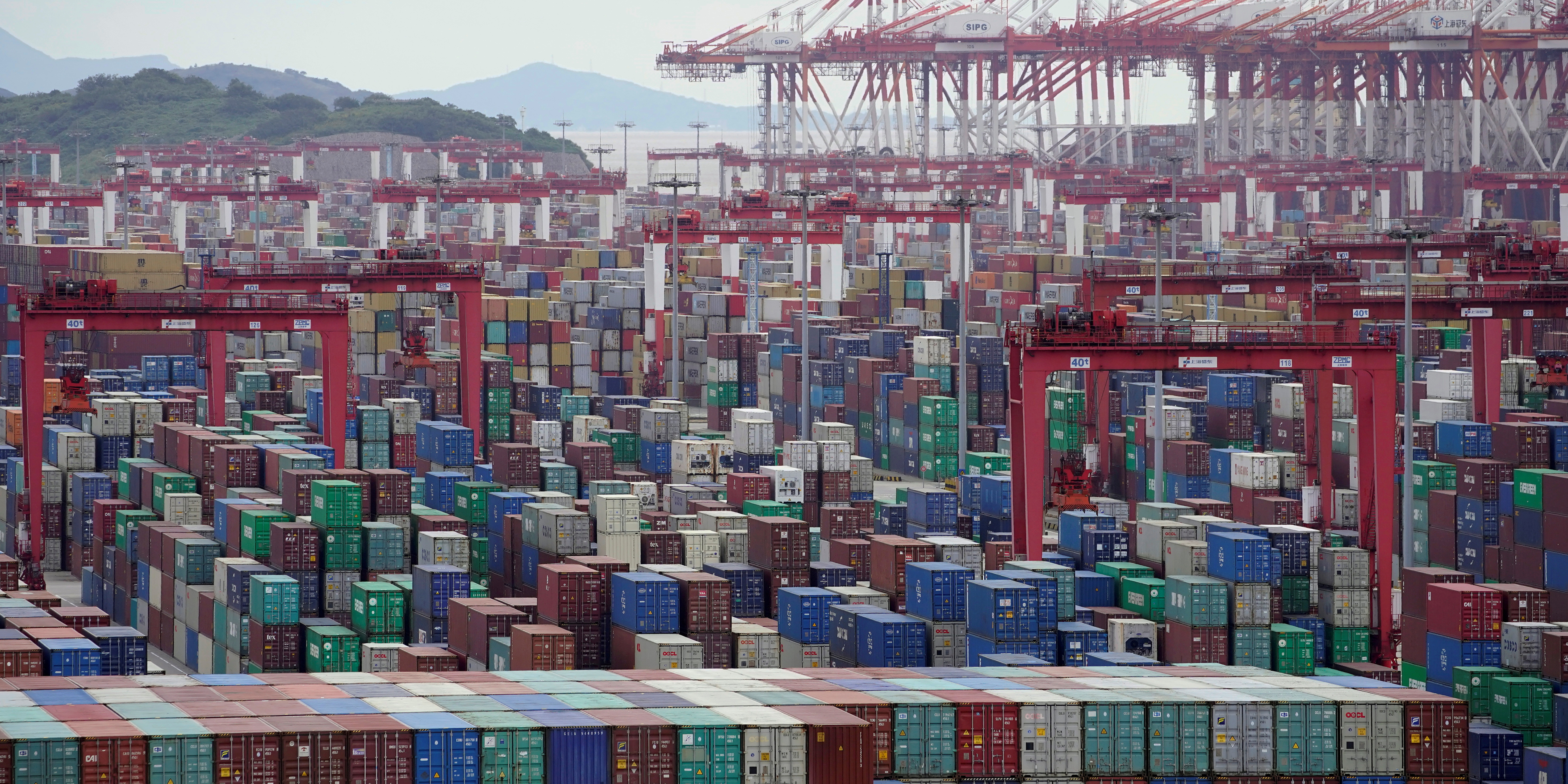 Débordée par Omicron, la Chine confine Shanghai, au risque de bloquer le premier port de fret mondial