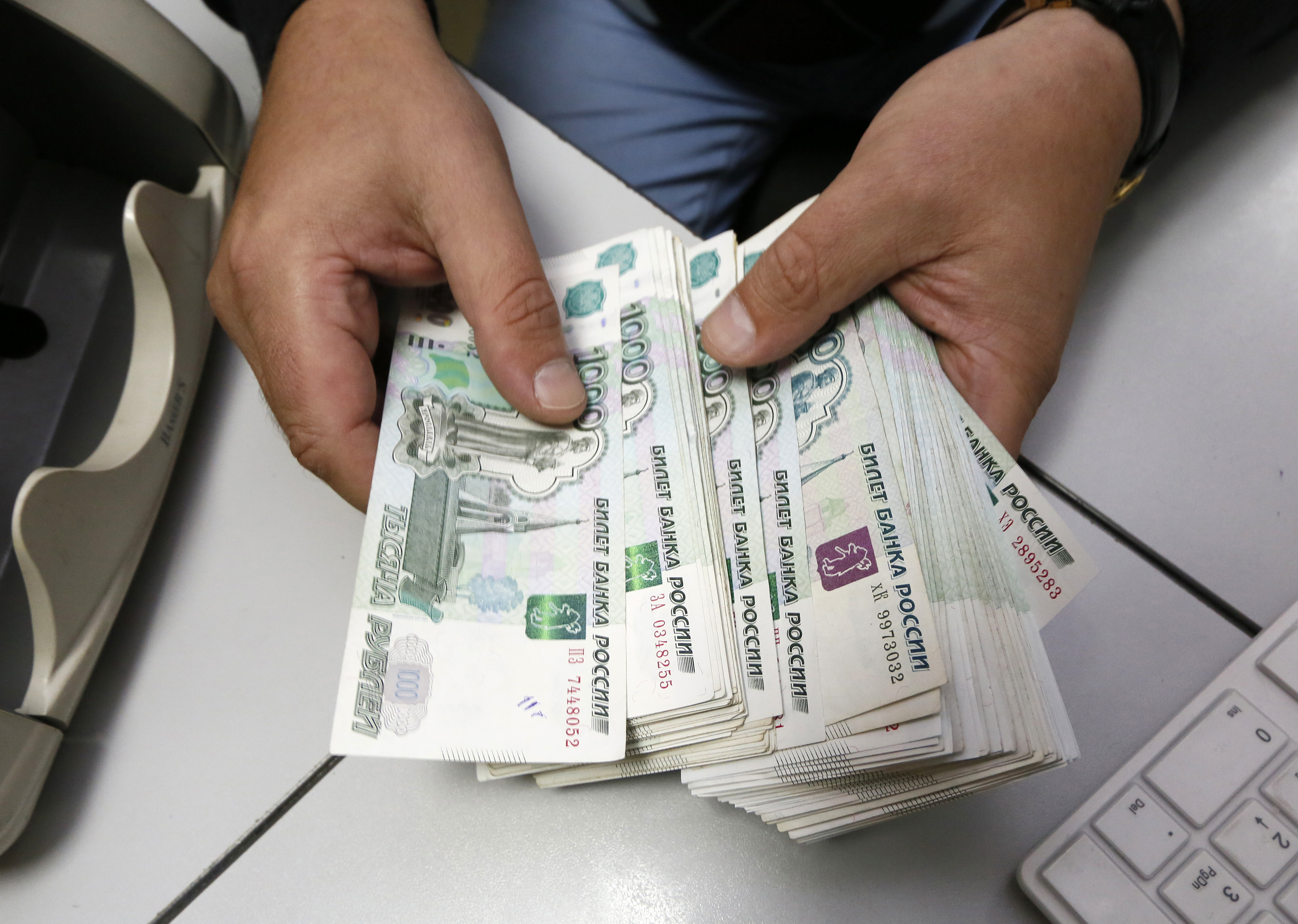 L'argent Russe Se Trouvant Dans Une Tirelire En Bois Doré Le