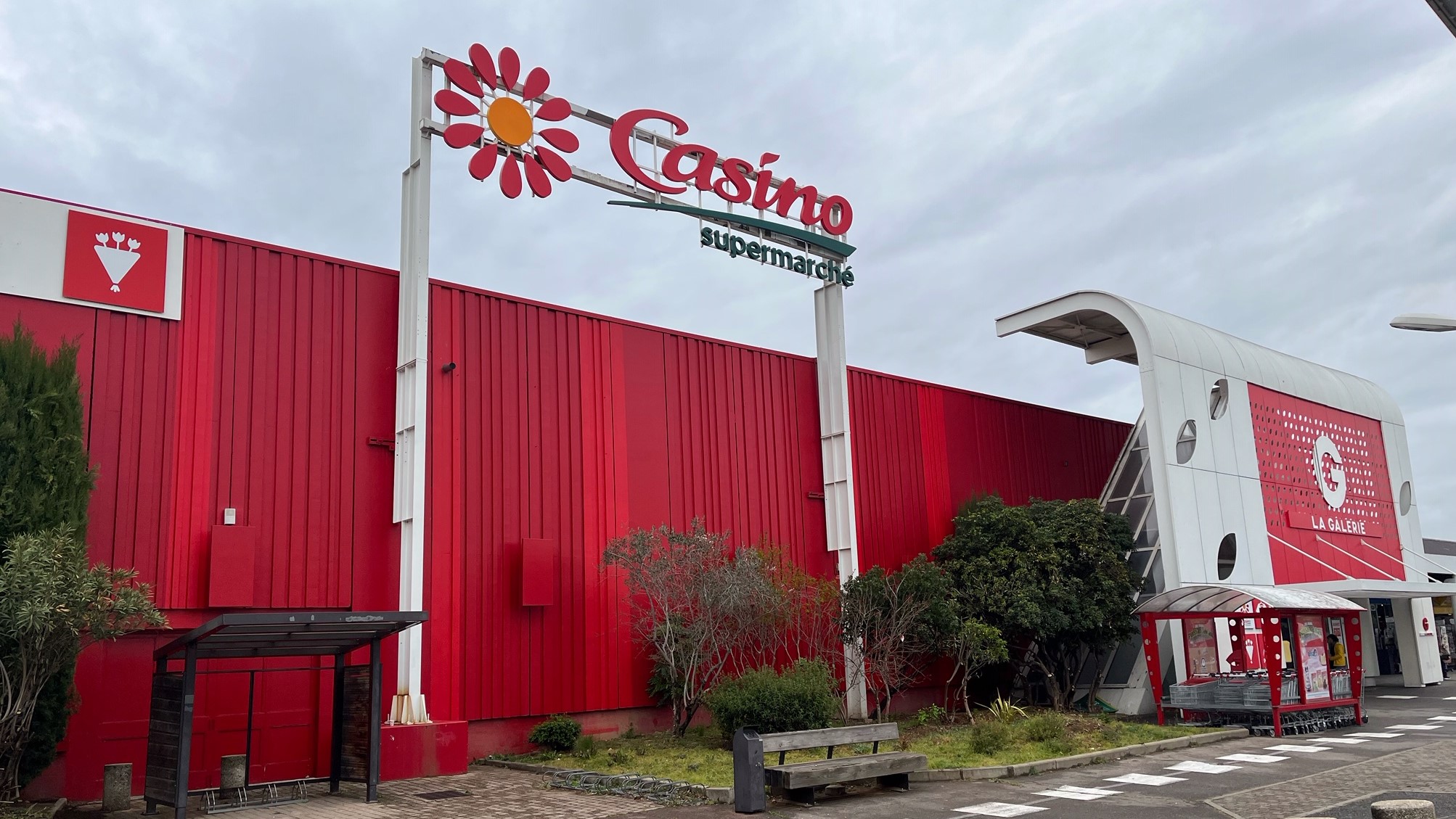 Face à l'essoufflement du modèle des hypermarchés et au e-commerce, Casino réoriente 20 magasins vers l'alimentaire