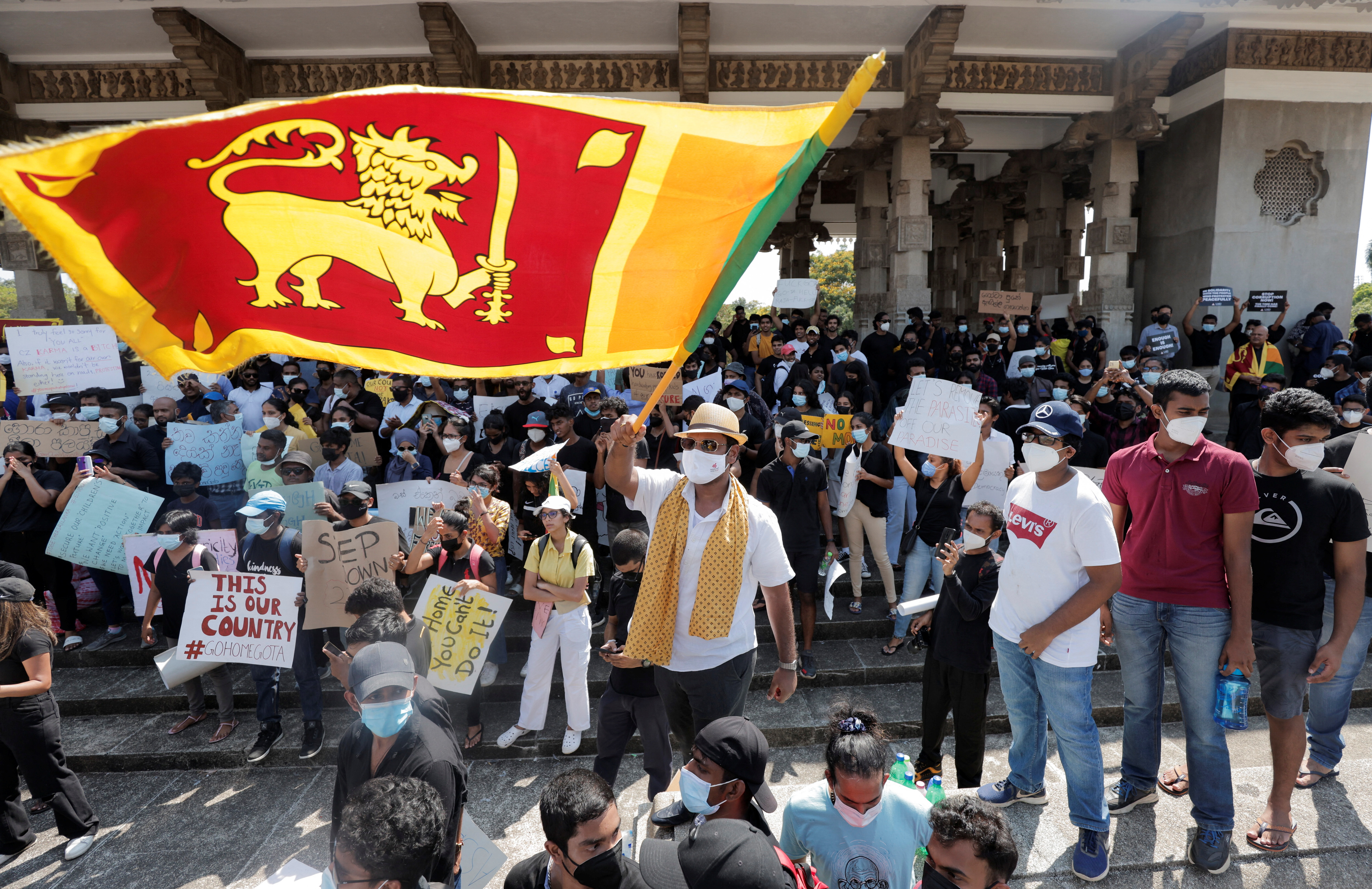 Pénuries de carburant, d'électricité, de nourriture... le chaos règne au Sri Lanka