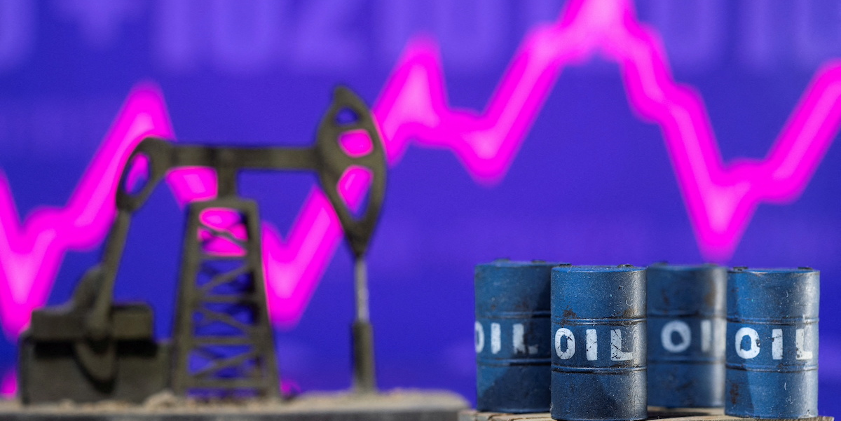 Puiser 240 millions de barils dans les stocks : la stratégie à court-terme de l'AIE pour remplacer le pétrole russe