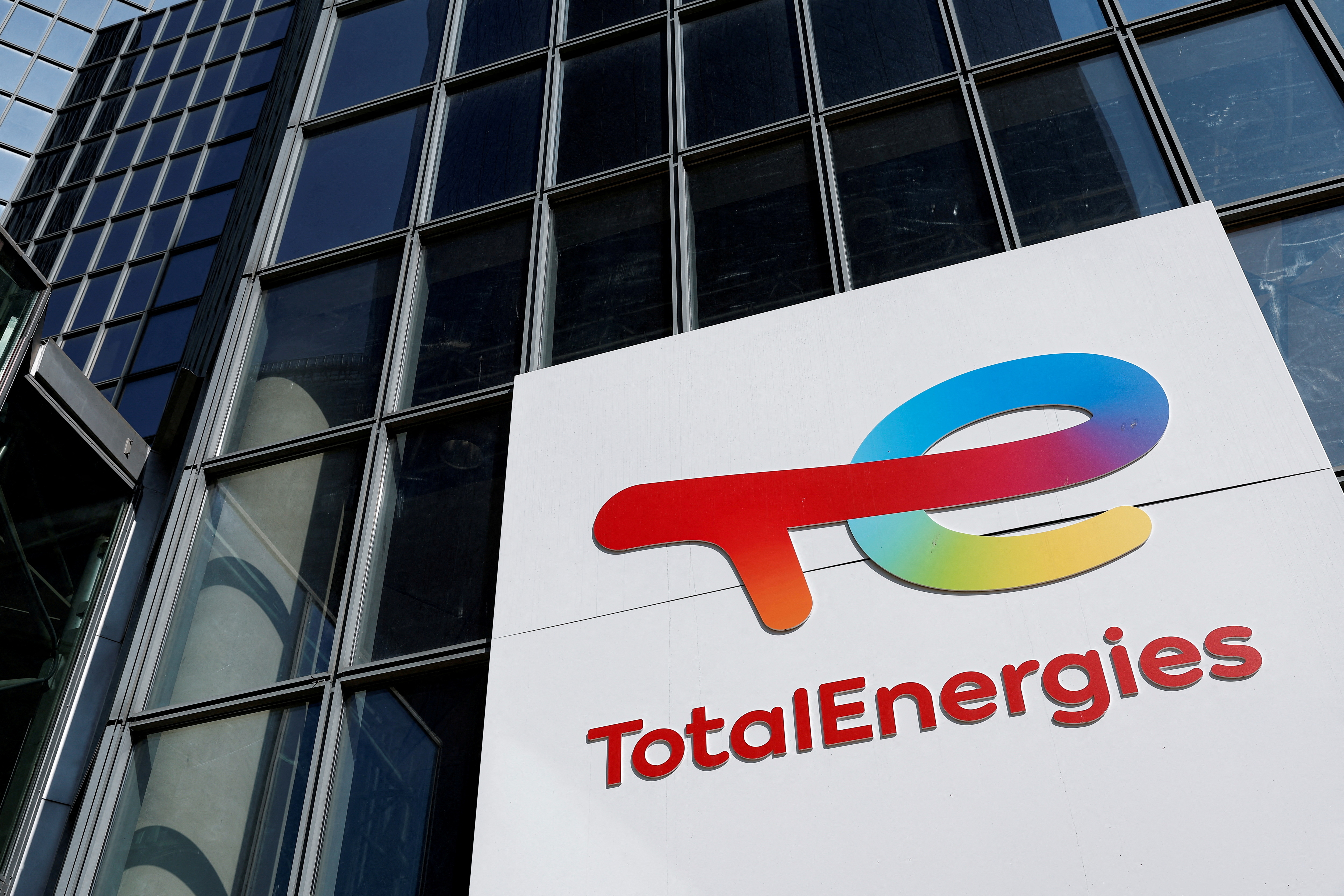 Climat : 11 petits actionnaires de TotalEnergies lui demandent de respecter l'Accord de Paris