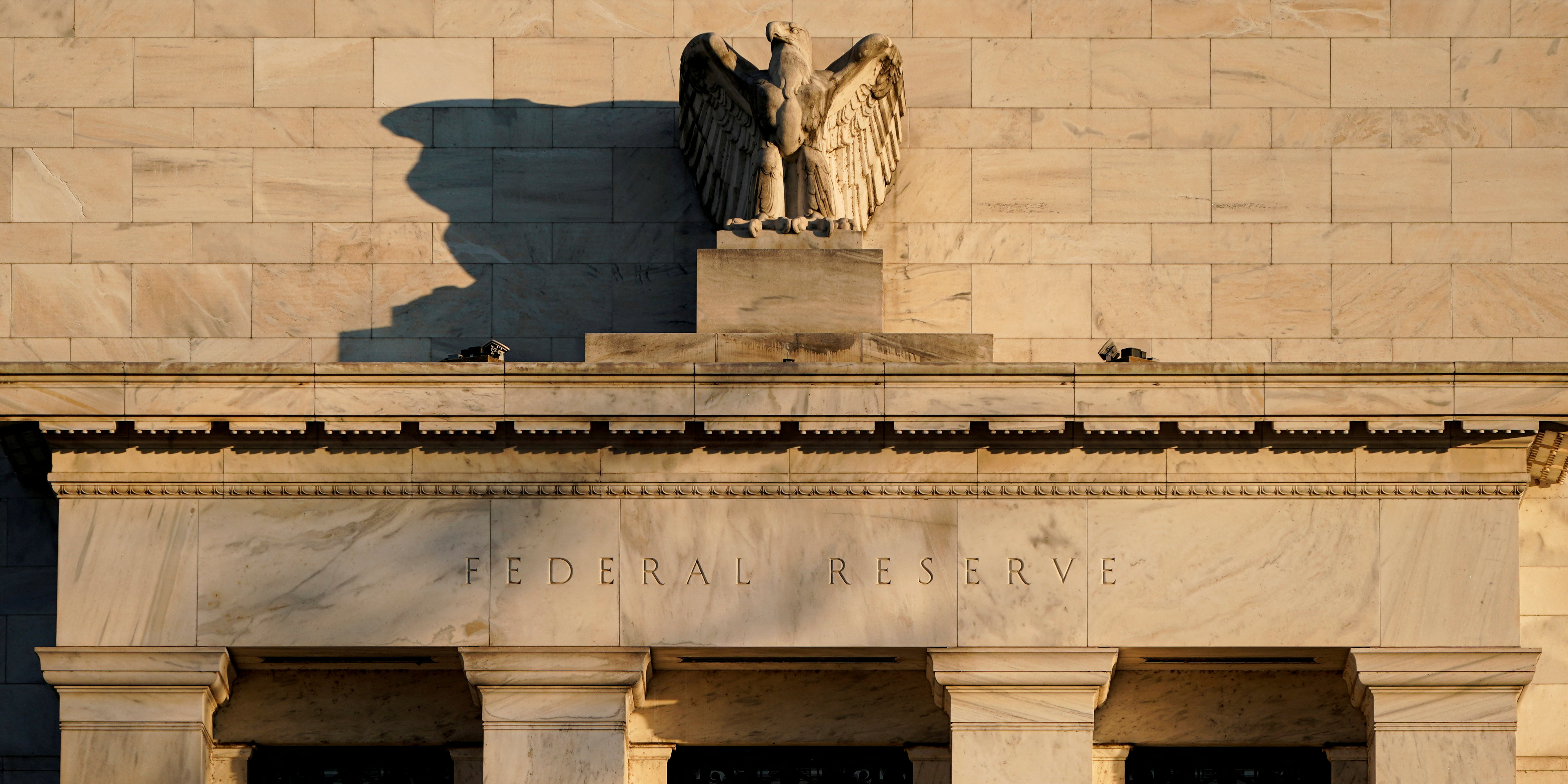 Inflation : relever les taux sans tomber en récession, le pari difficile mais possible des Etats-Unis (Fed)