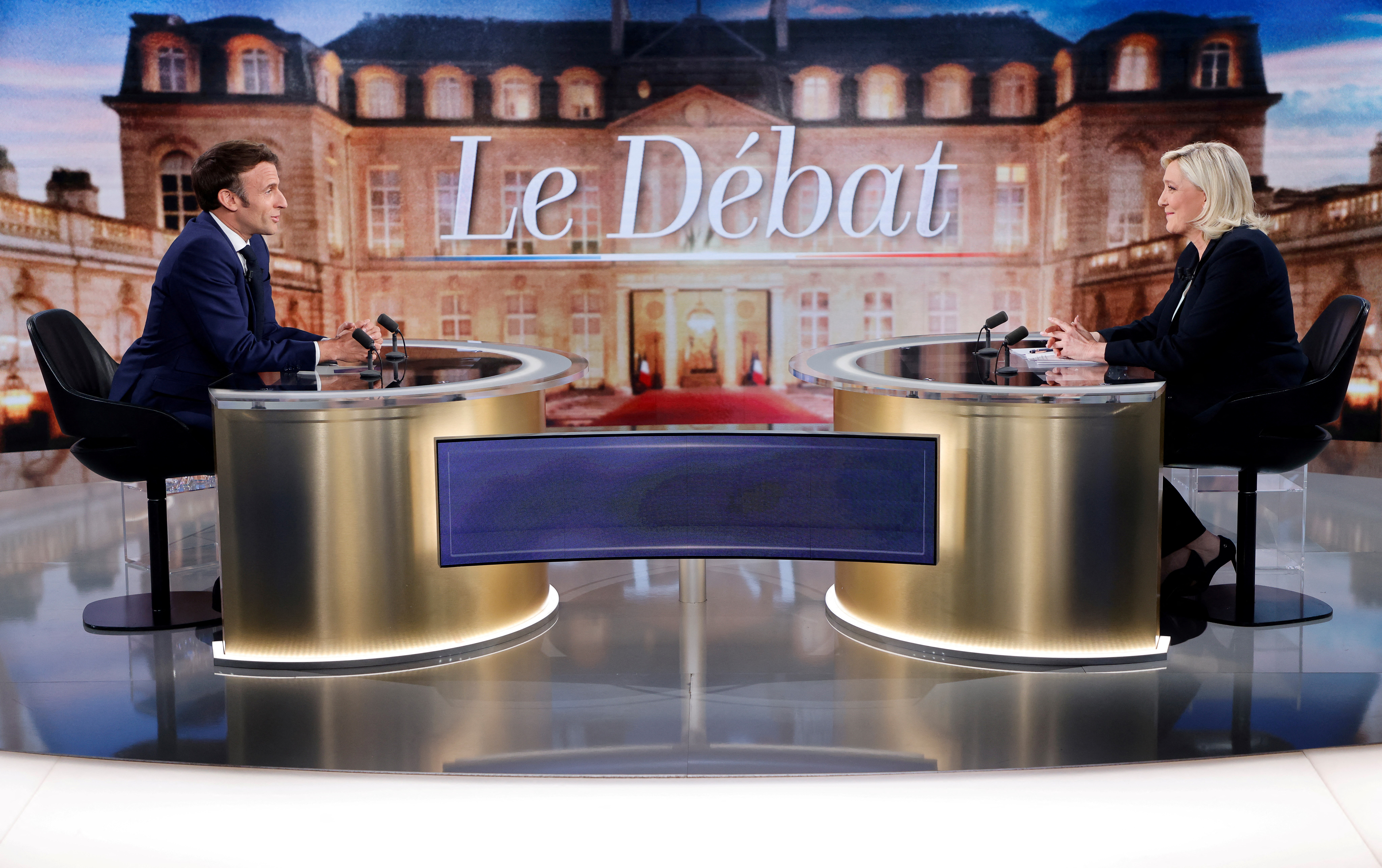 Débat Macron-Le Pen : le corps à corps des duellistes en politique