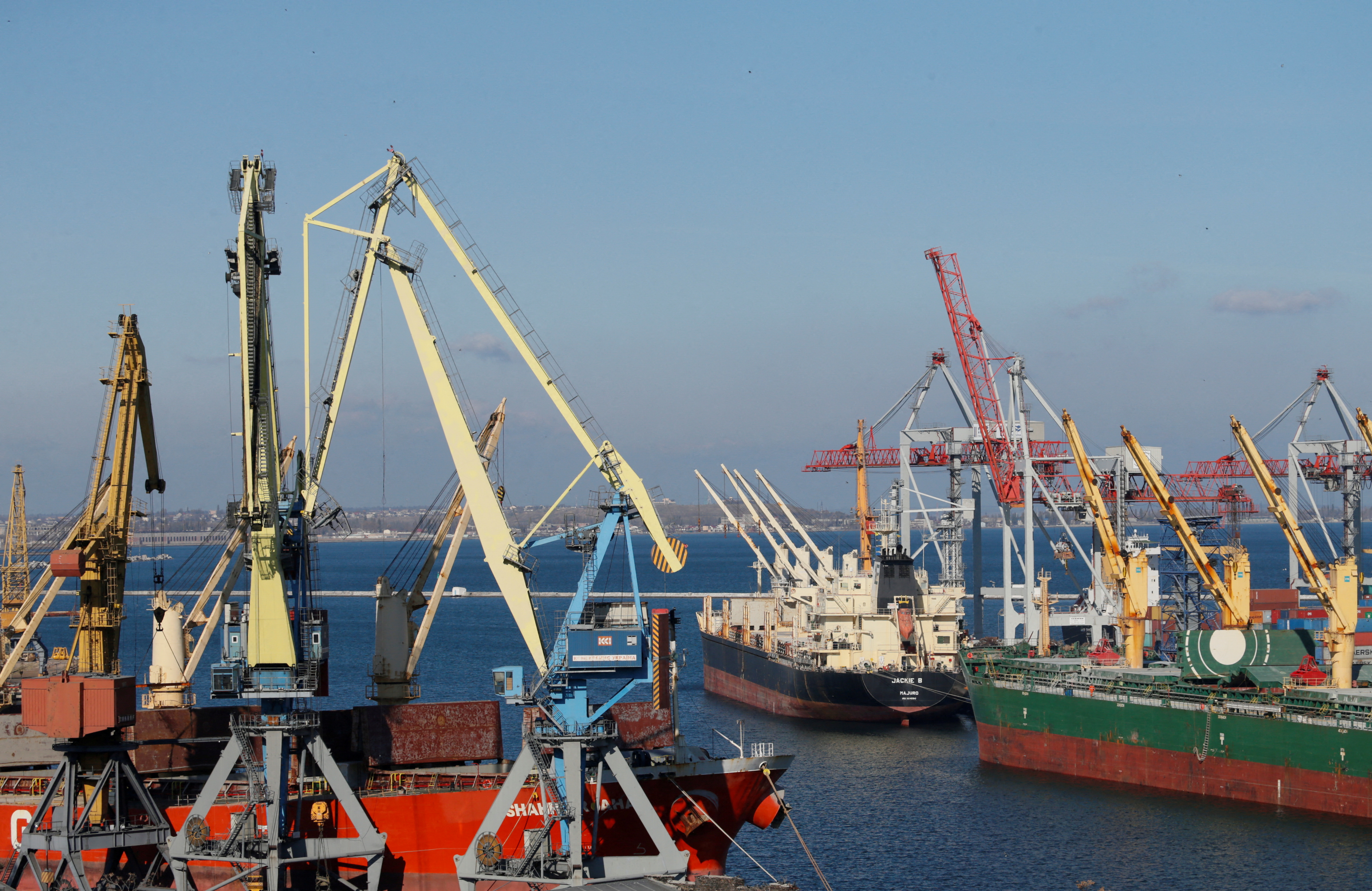 Les ports ukrainiens prêts à reprendre les exportations de céréales, sur fond de tensions maximales