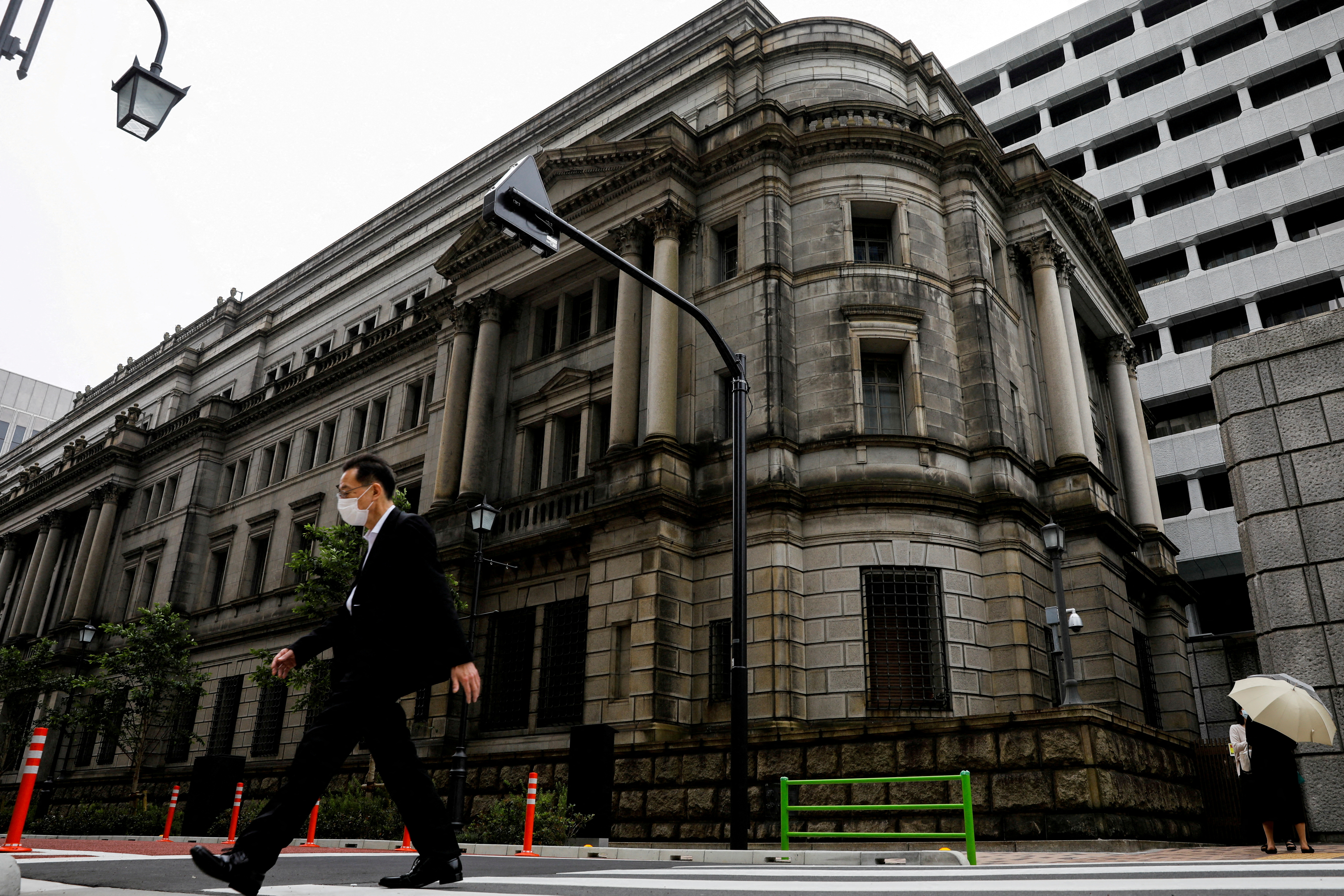 En quête de croissance post-Covid, la Banque du Japon laisse ouvertes les vannes des liquidités