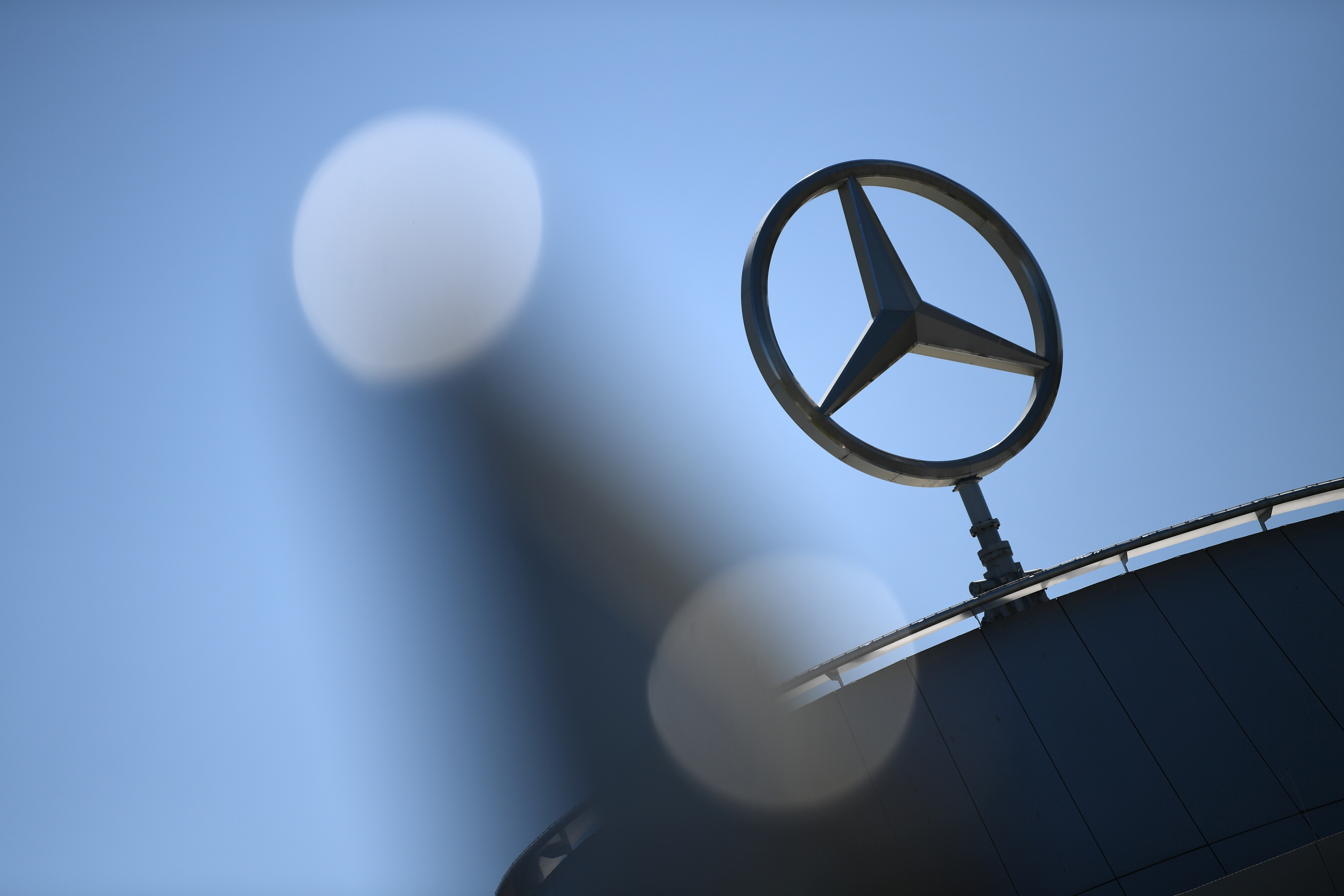 Un problème de freins pousse Mercedes à rappeler près d'un million de véhicules dans le monde