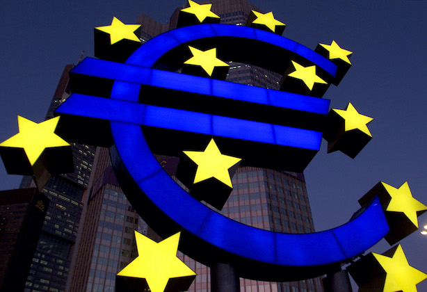 L'euro tombe à son plus bas niveau depuis 2002 face au dollar