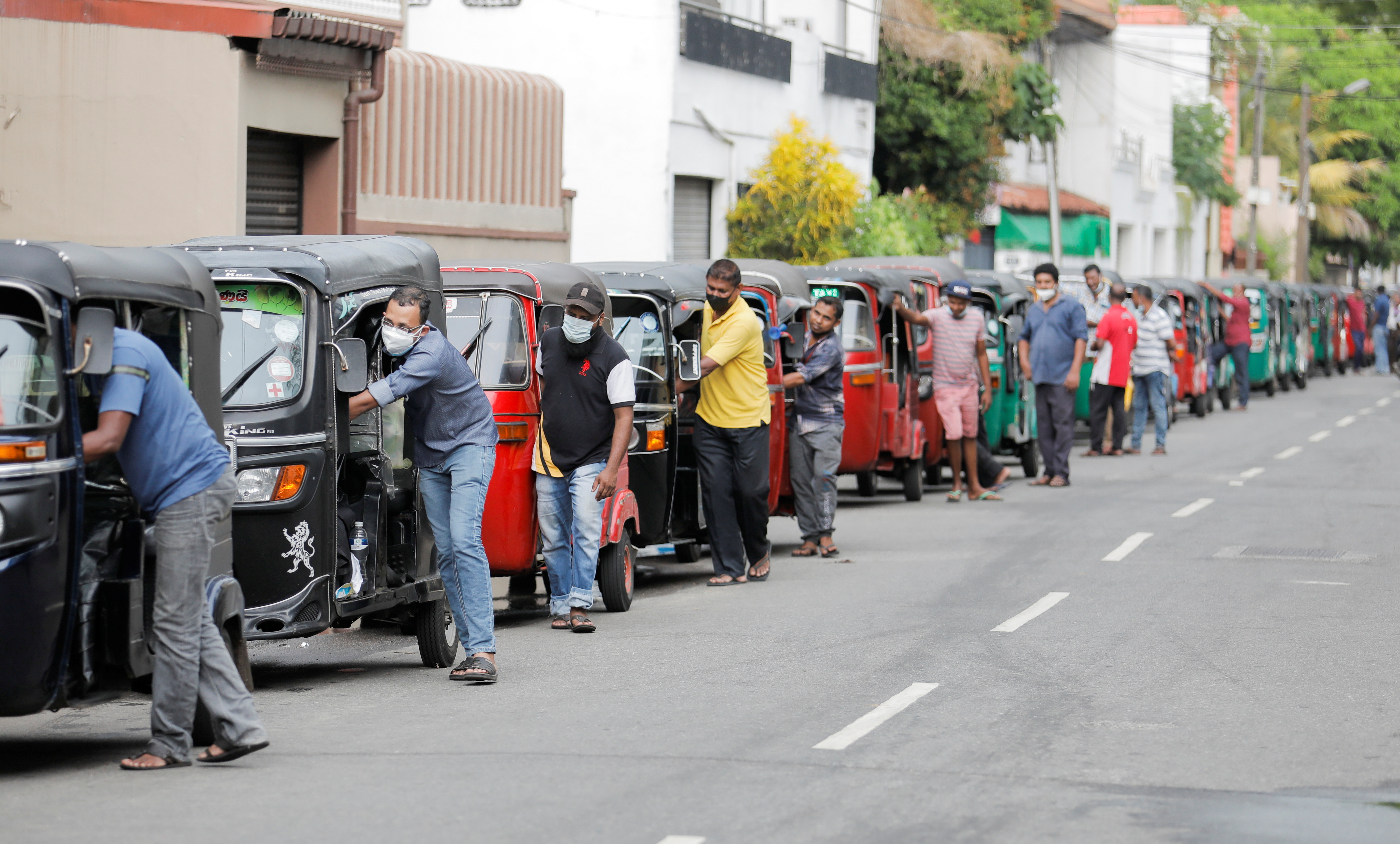 Situation explosive au Sri Lanka : le manque d'essence provoque des émeutes, l'armée ouvre le feu
