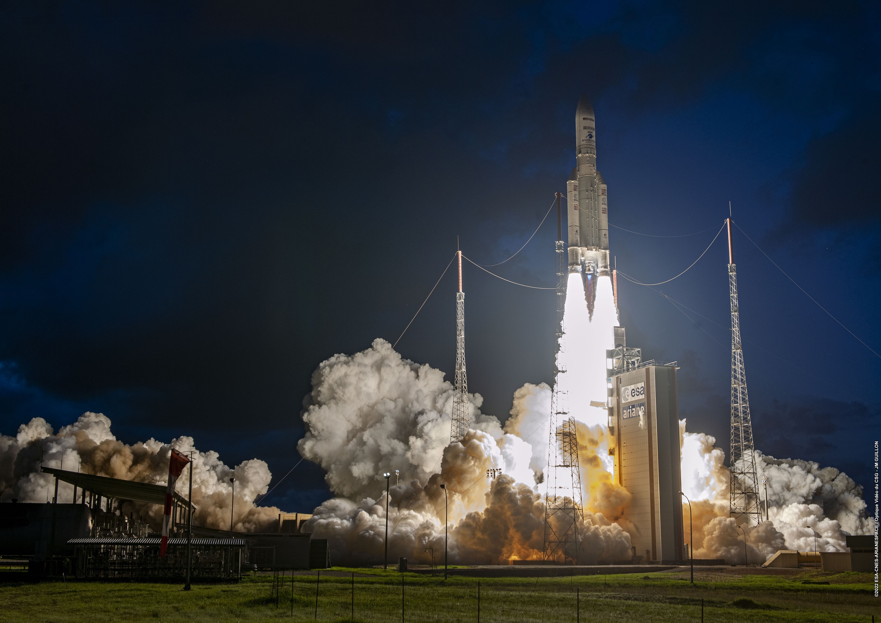 En attendant Ariane 6, le lanceur lourd européen Ariane 5 fait le job