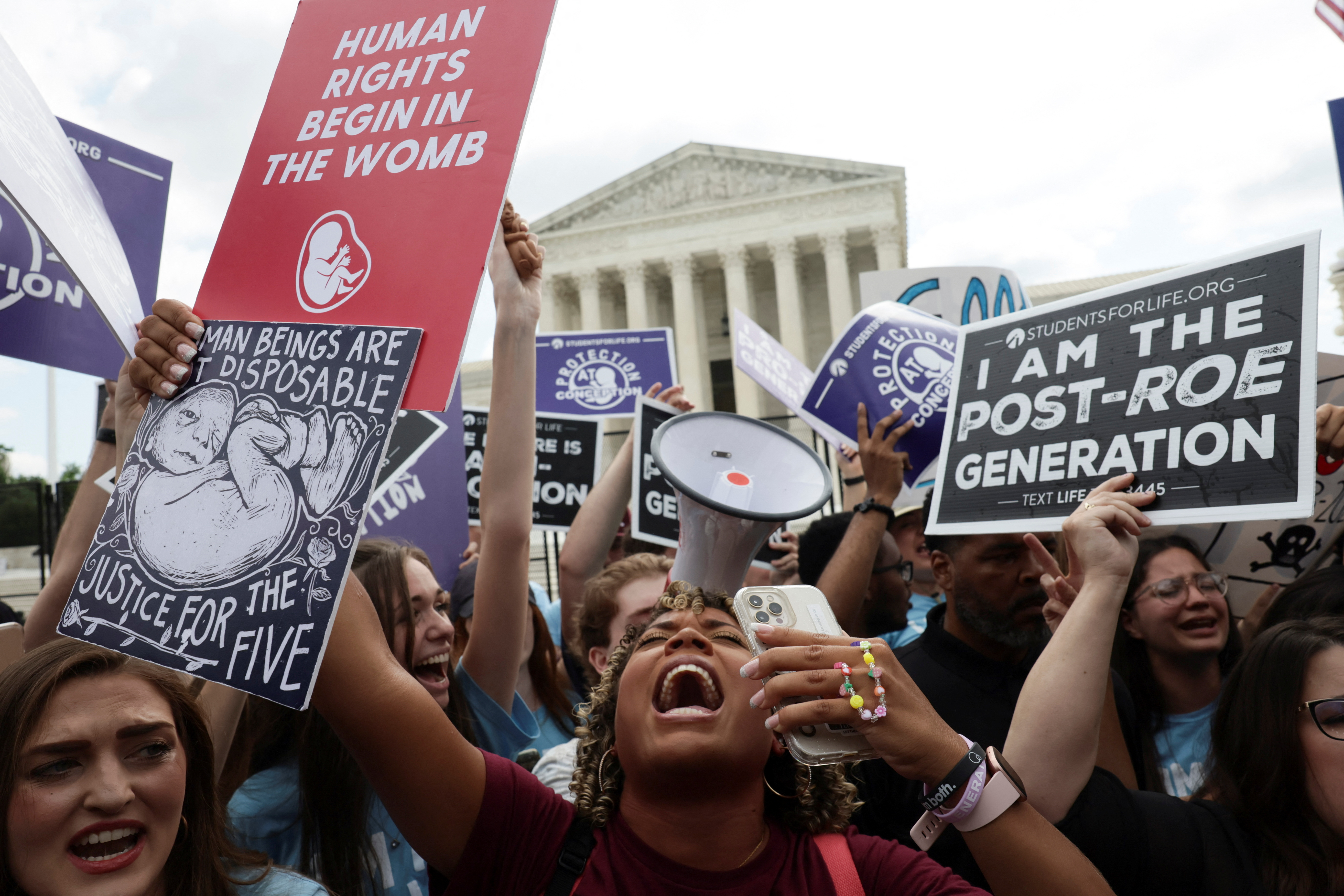 Révocation du droit à l'avortement : pour les États-Unis, une décision aux graves conséquences sociales et économiques