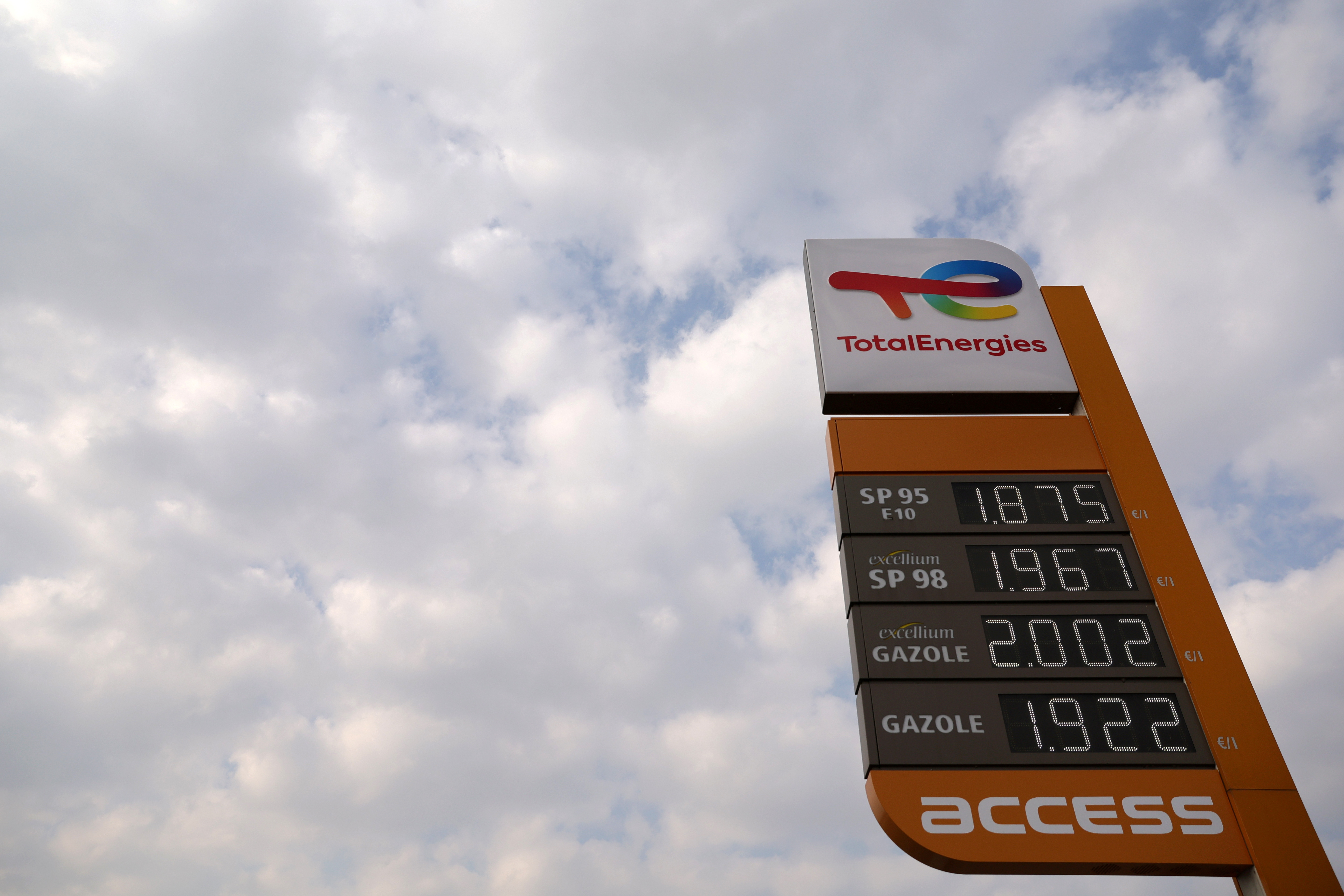 Pénurie de carburant: Elizabeth Borne puise dans les stocks stratégiques