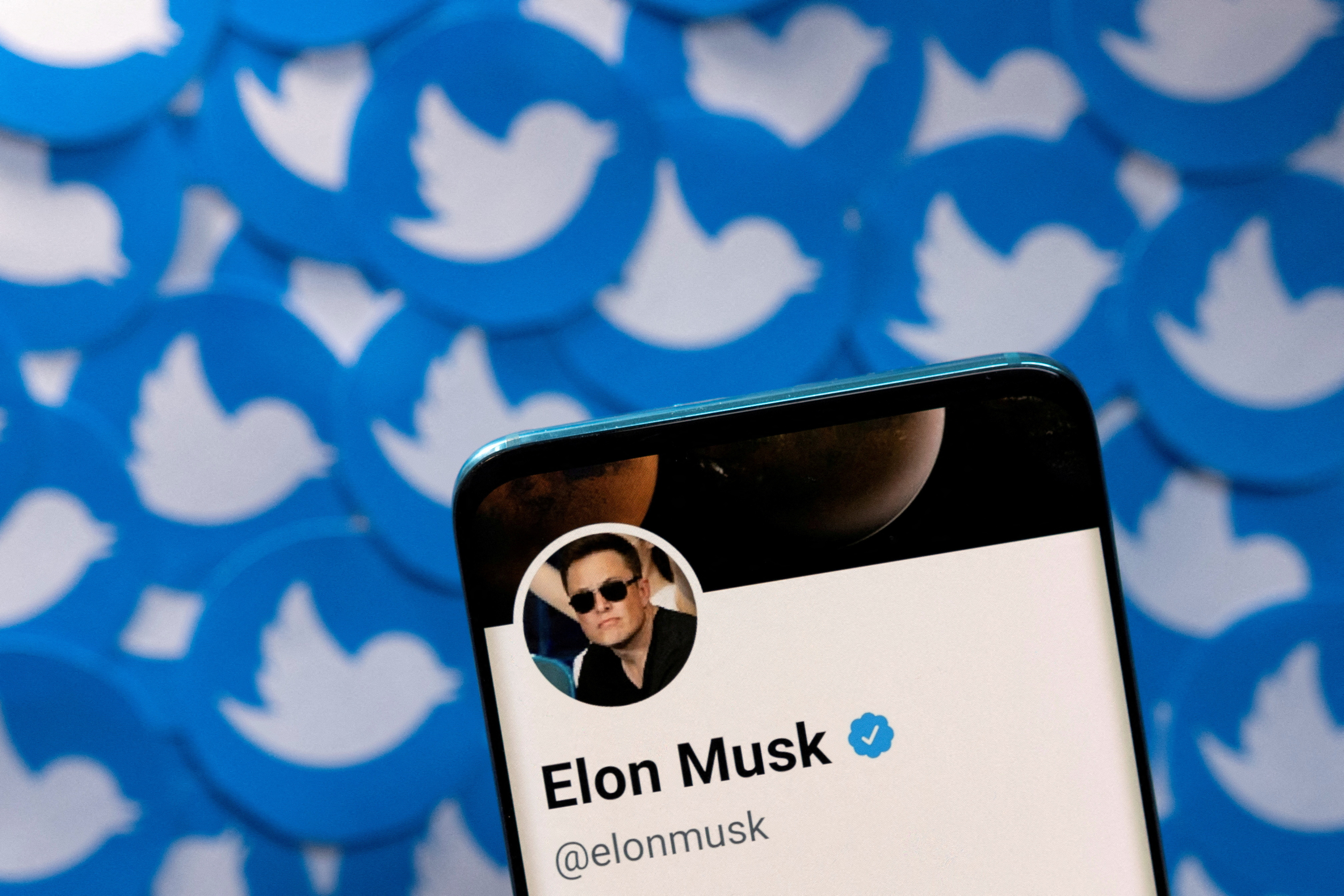 Pour s'extirper de l'accord de rachat, Elon Musk met la pression sur l'ex-patron de Twitter